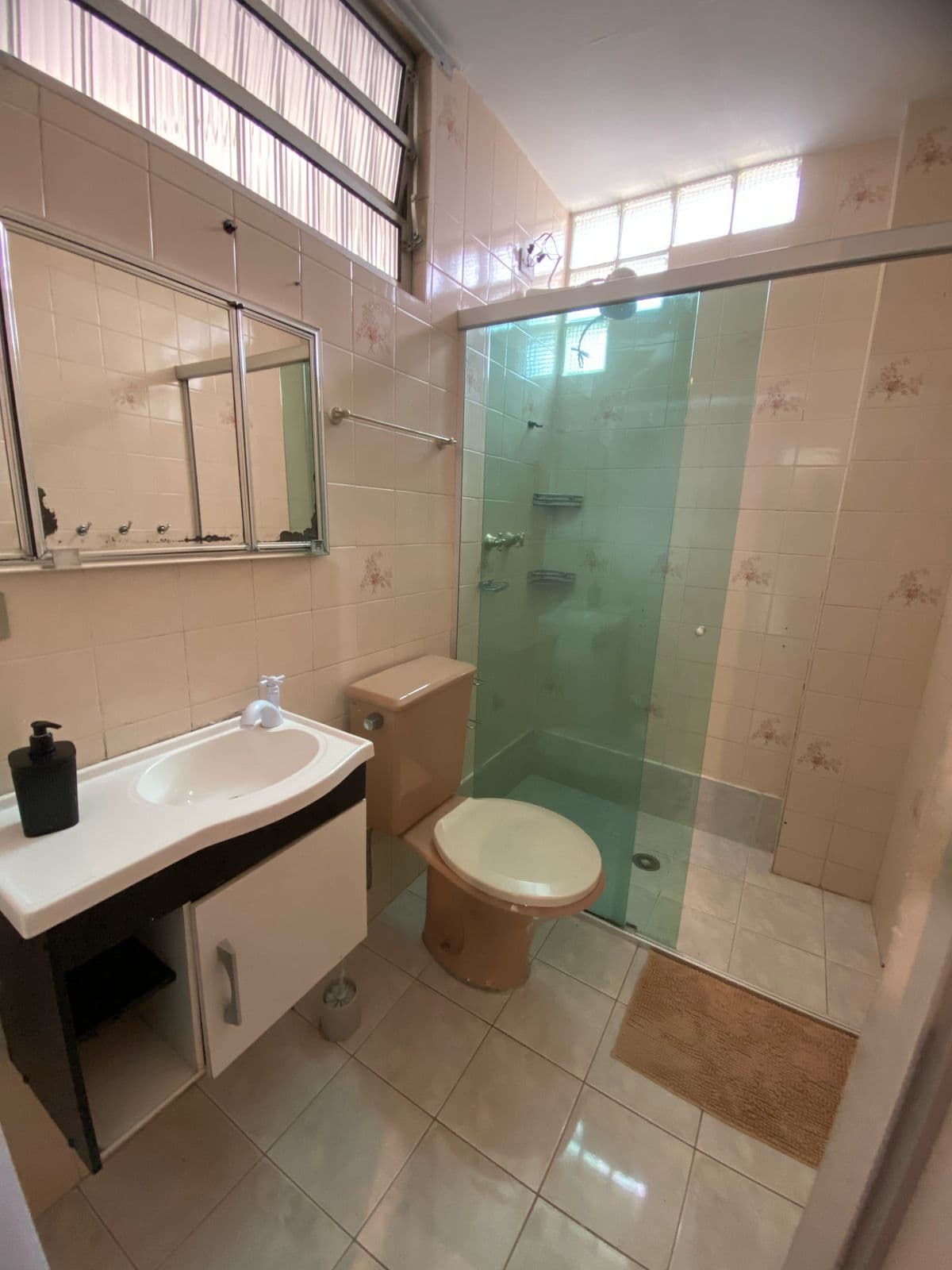 Banheiro limpo e organizado com box transparente