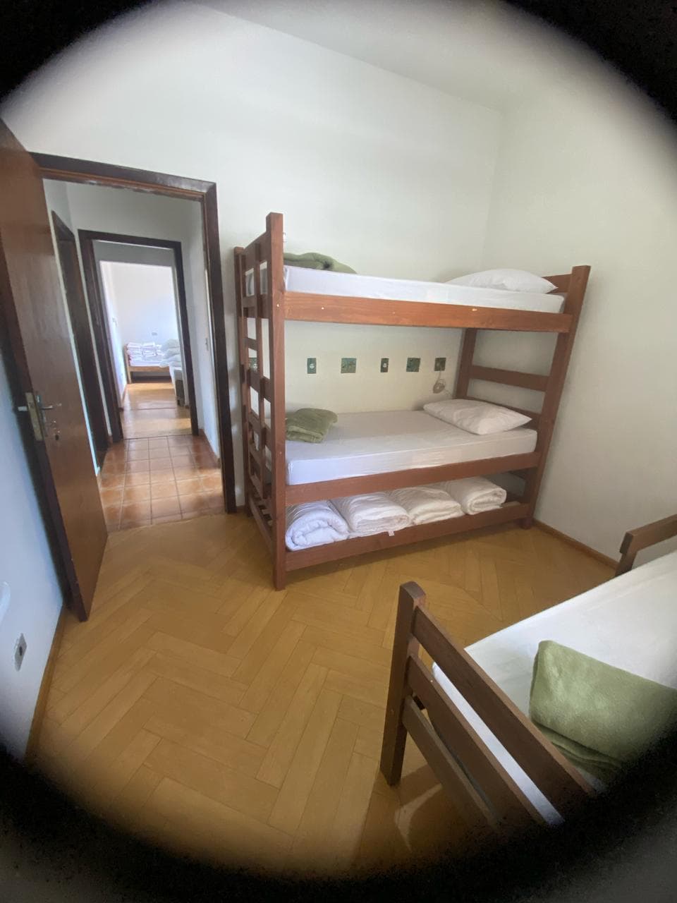 Dormitório coletivo espaçoso e bem ventilado