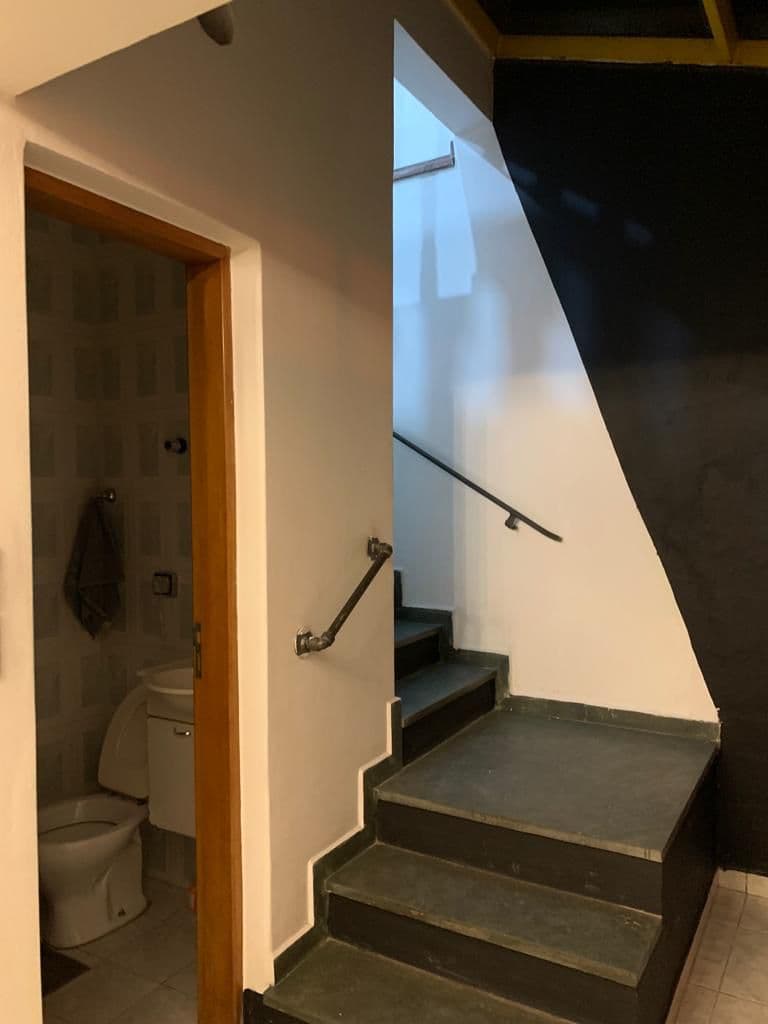 Escada de acesso com corrimão lateral