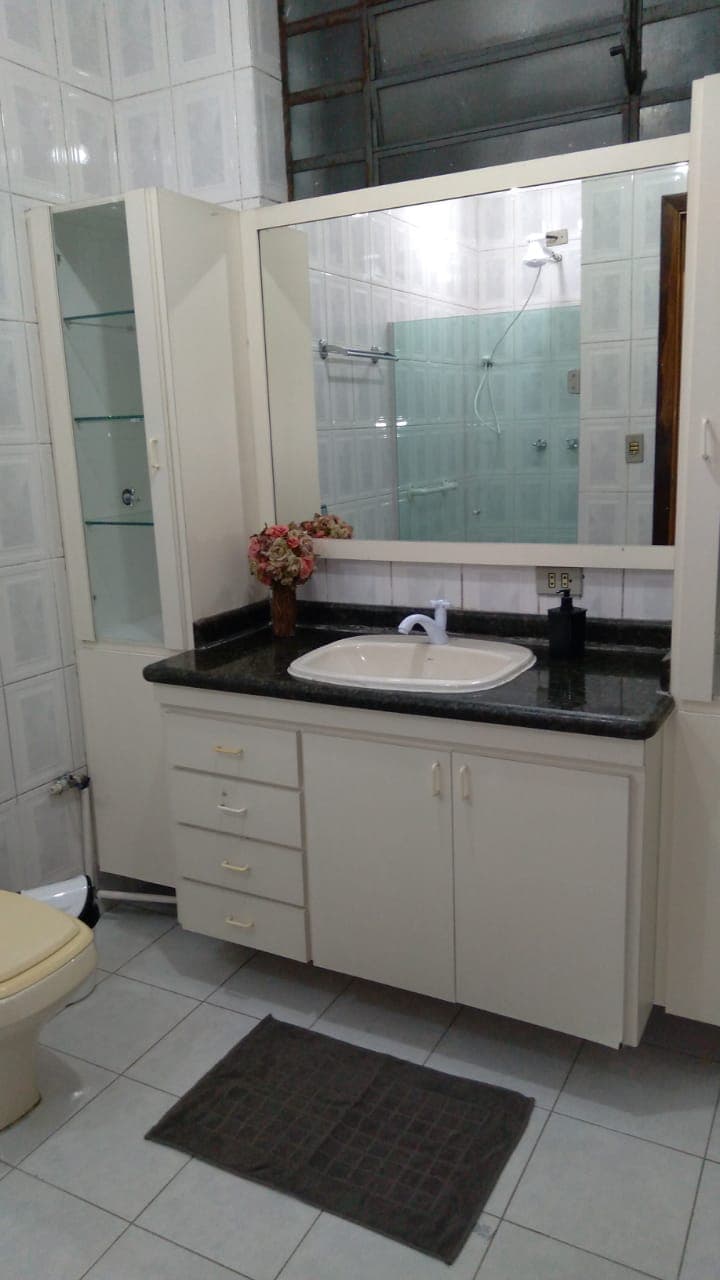 Banheiro coletivo funcional e arejado