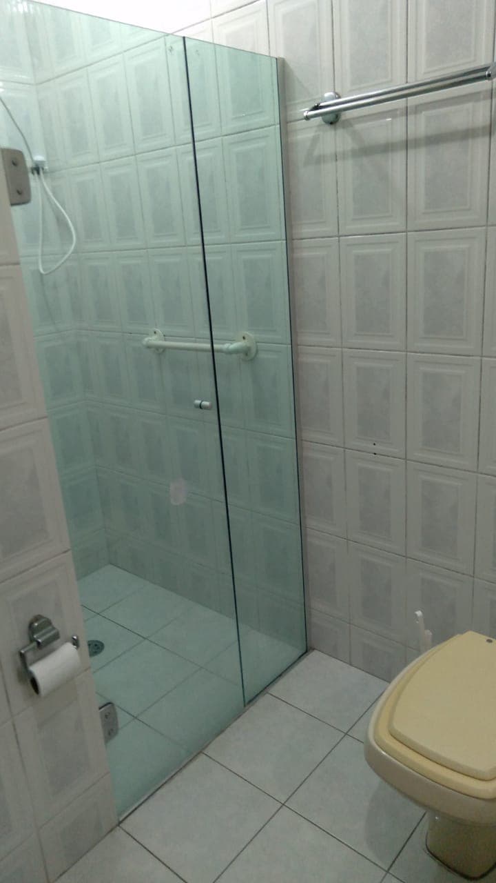 Banheiro compacto e limpo