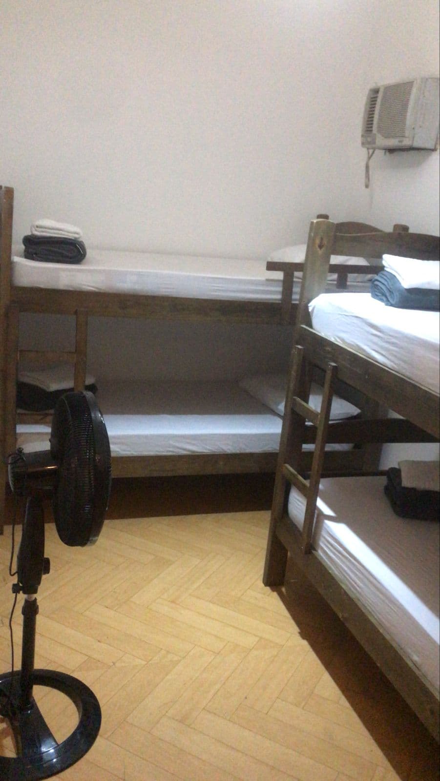 Quarto privativo com cama de casal