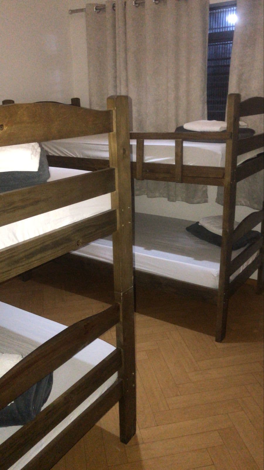 Quarto individual simples e acolhedor