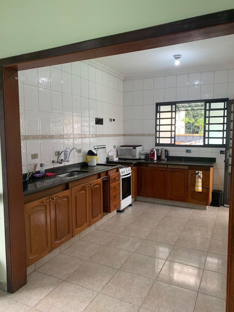 Cozinha equipada com utensílios e armários