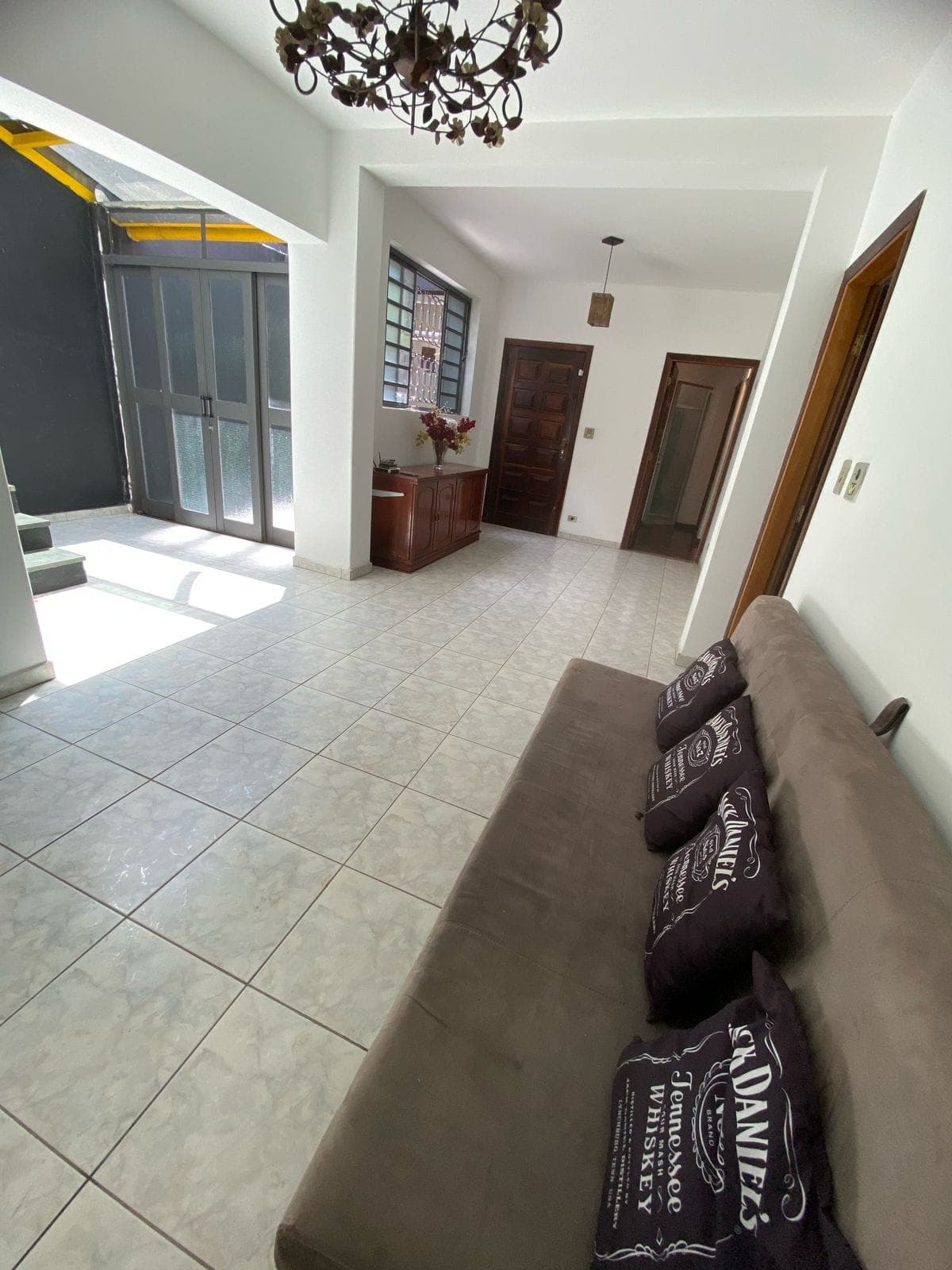 Área externa ampla com acesso à piscina