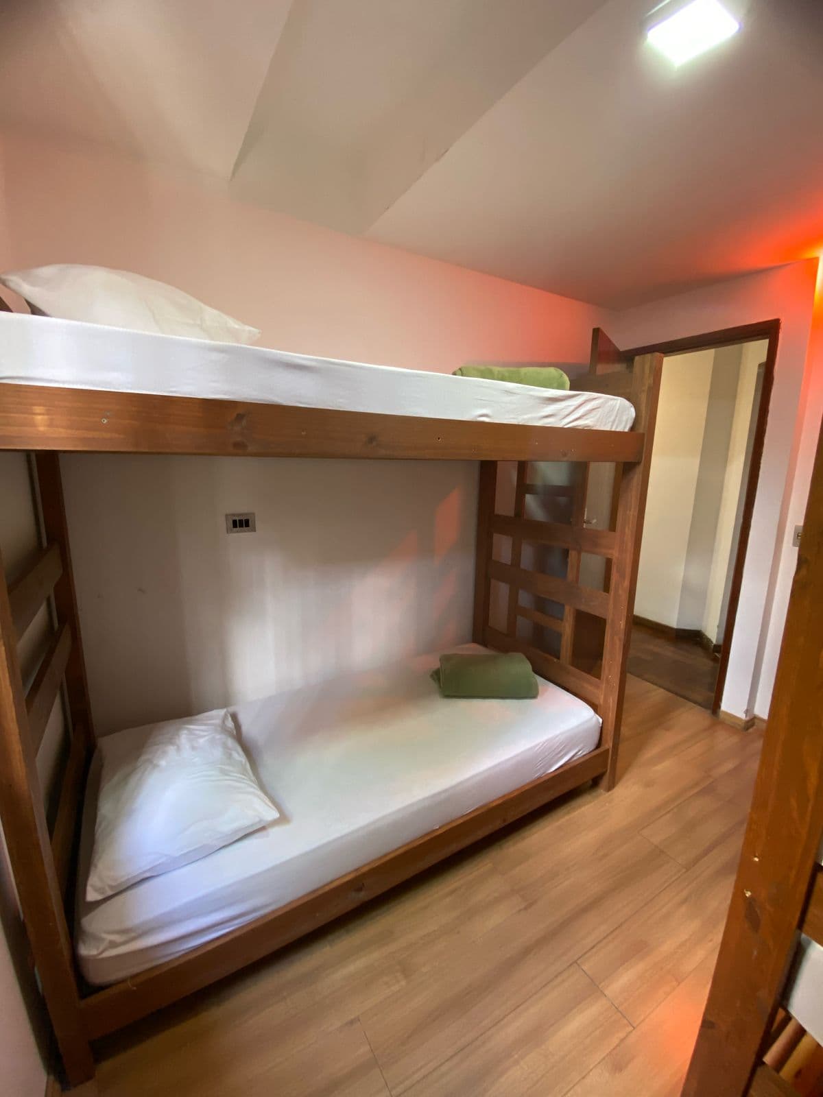 Dormitório espaçoso com várias camas beliche