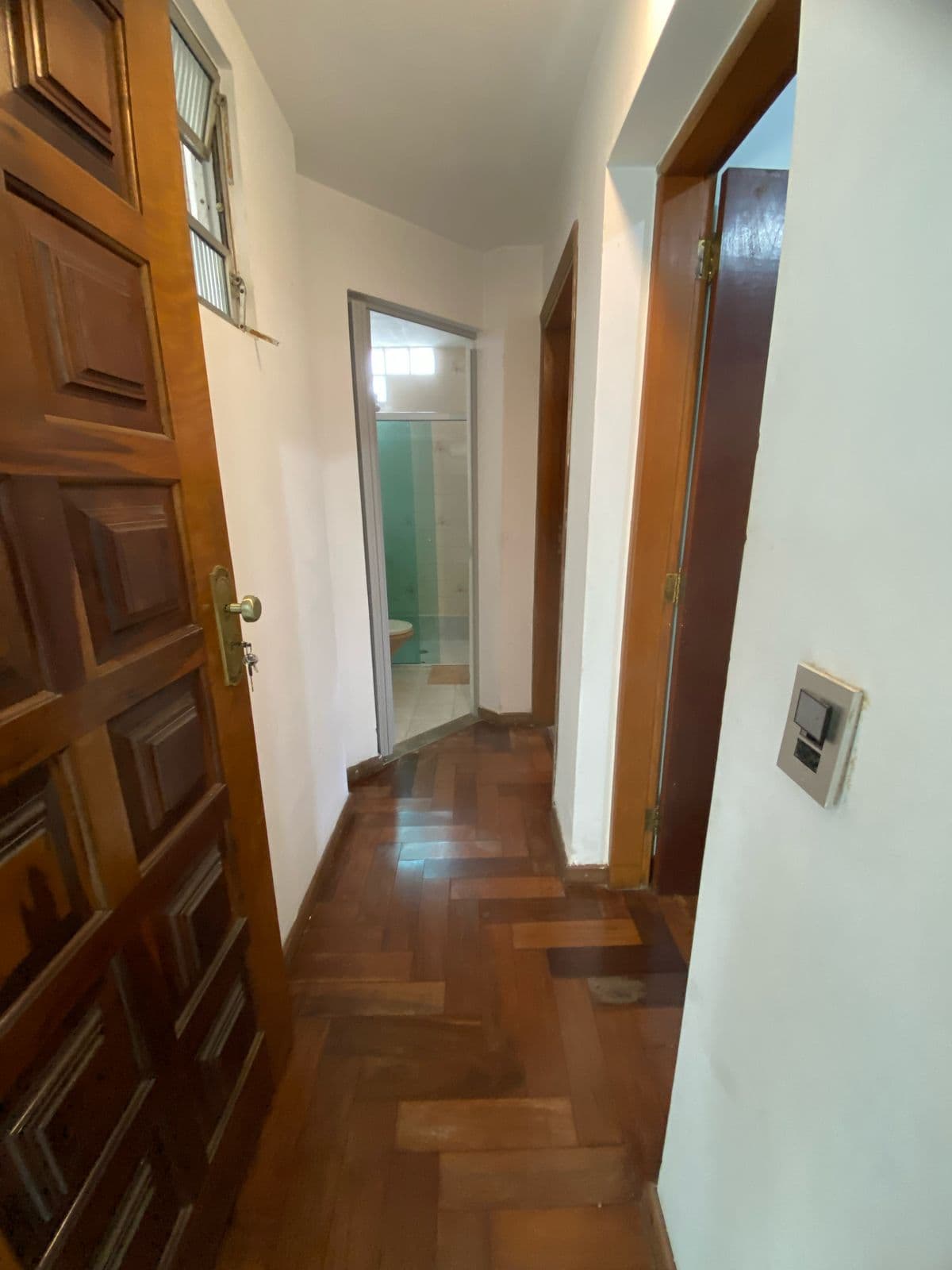 Corredor interno com boa iluminação natural