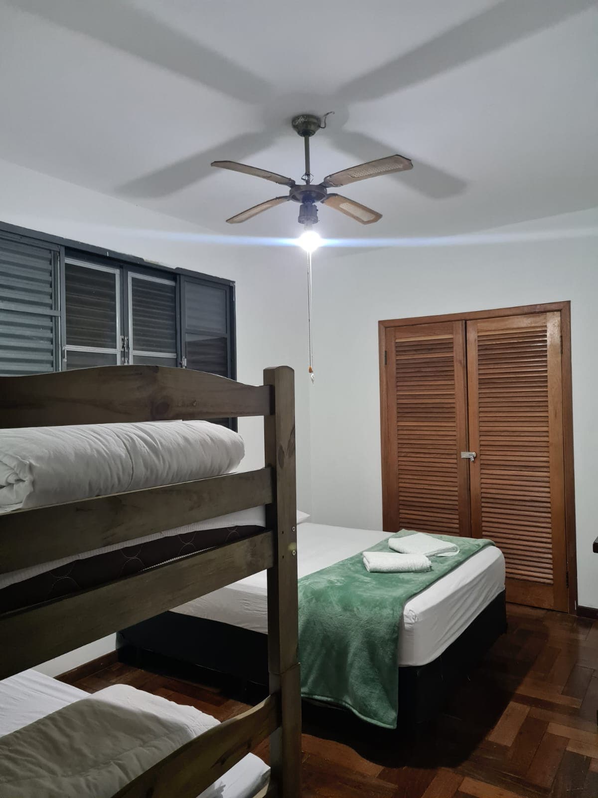 Ambiente de dormitório compartilhado e organizado