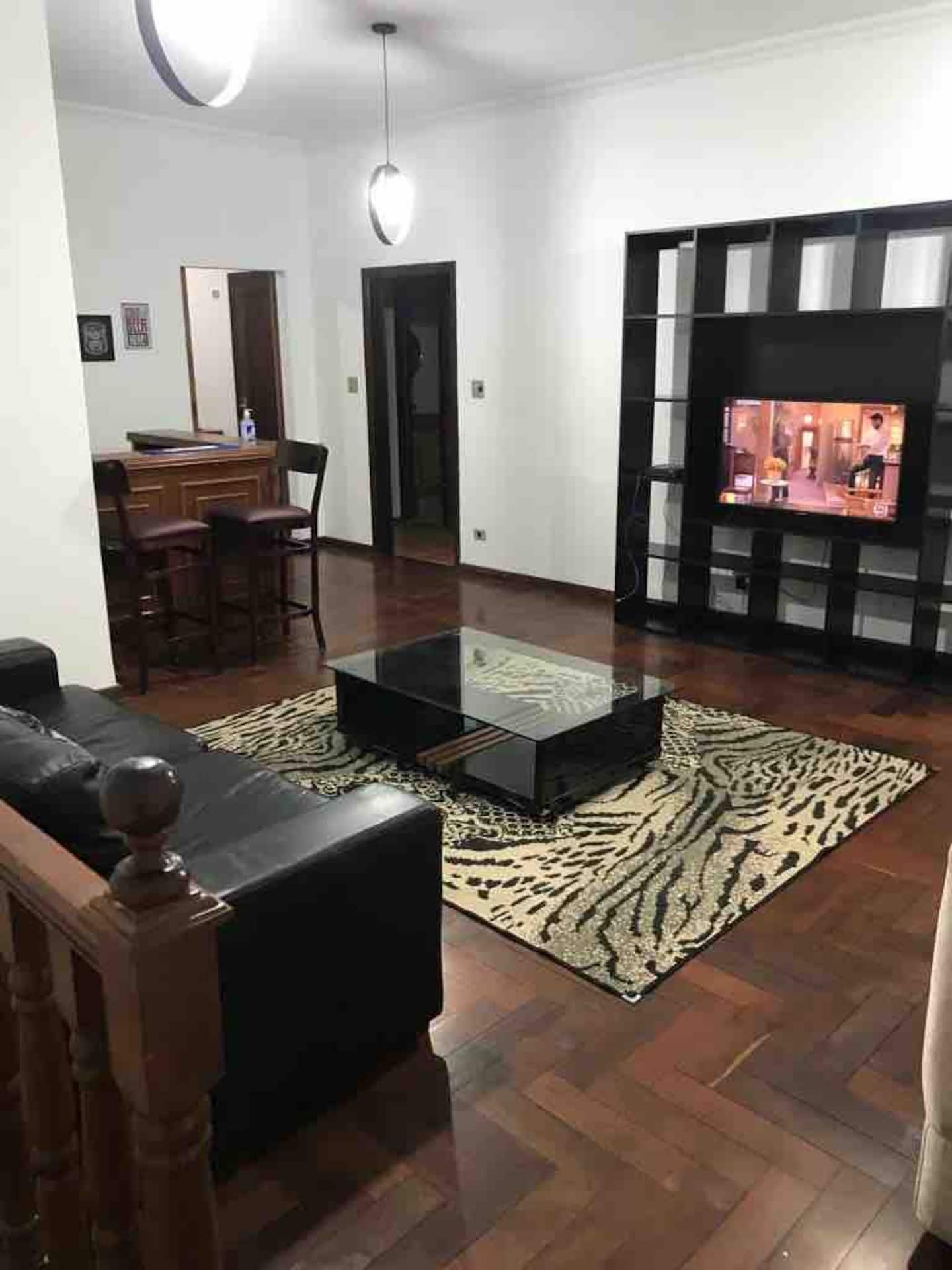 Sala de convivência com sofás e mesa de apoio