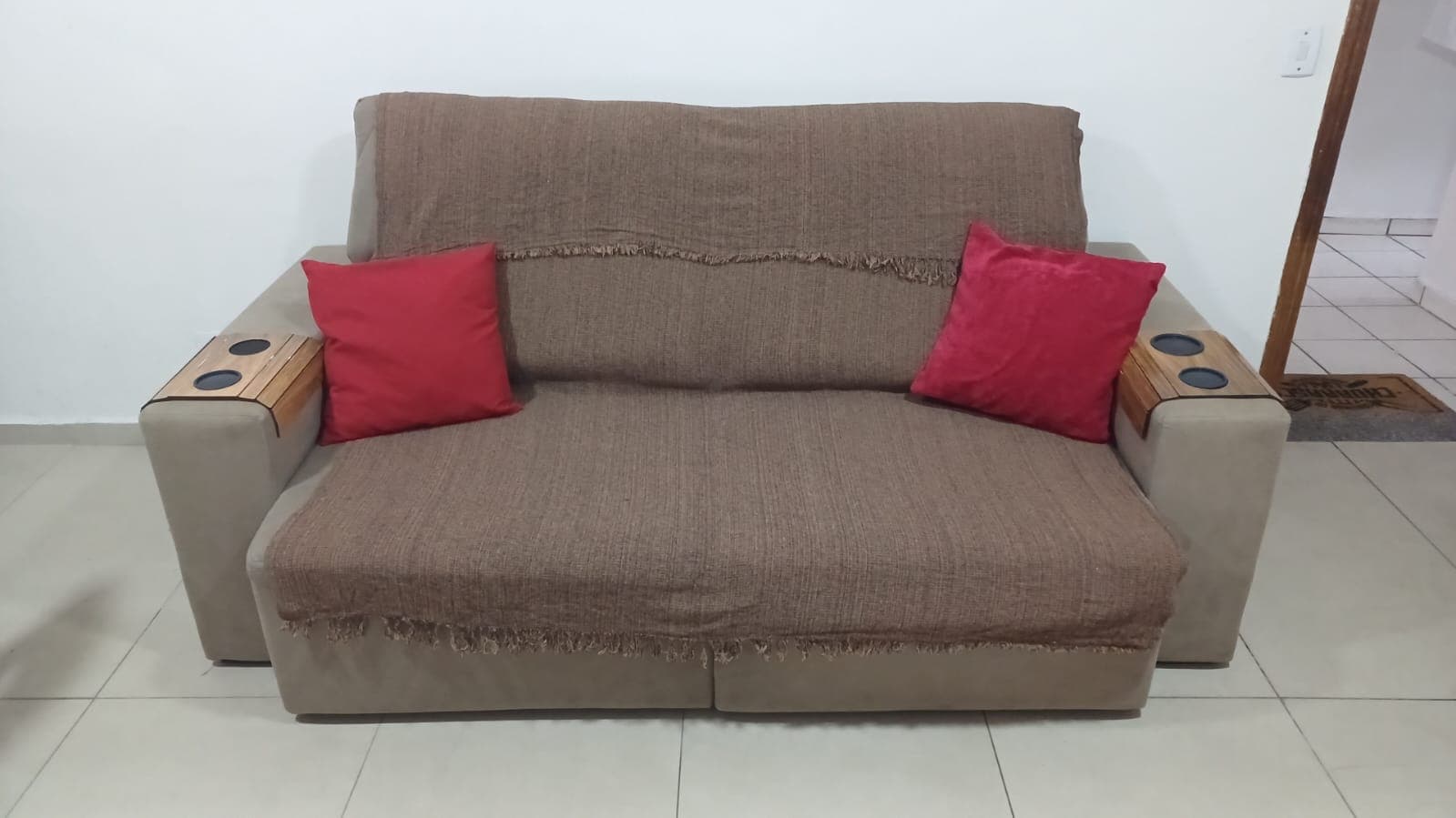 Sala de estar aconchegante com sofá e TV