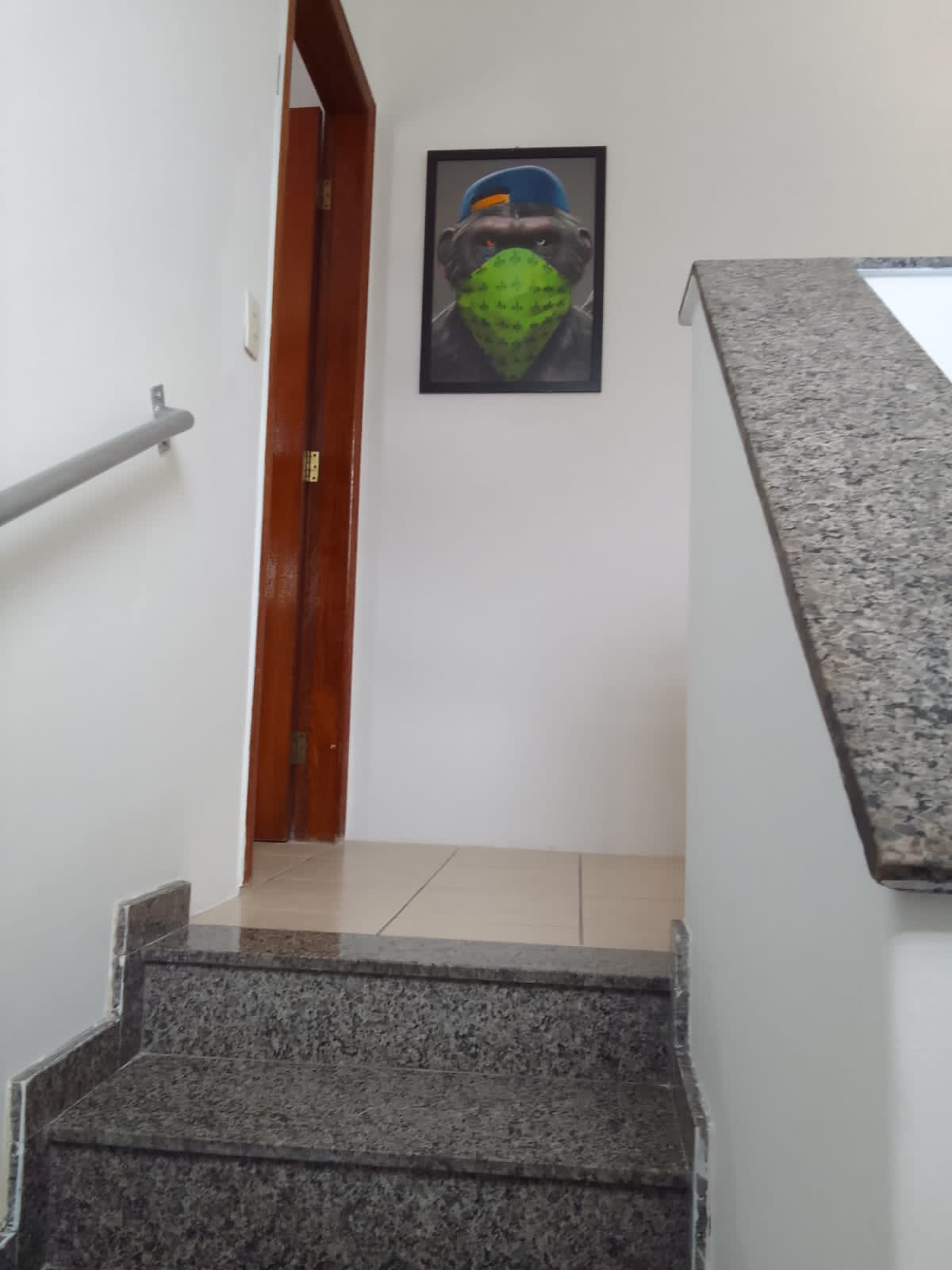 Escada interna com corrimão de apoio