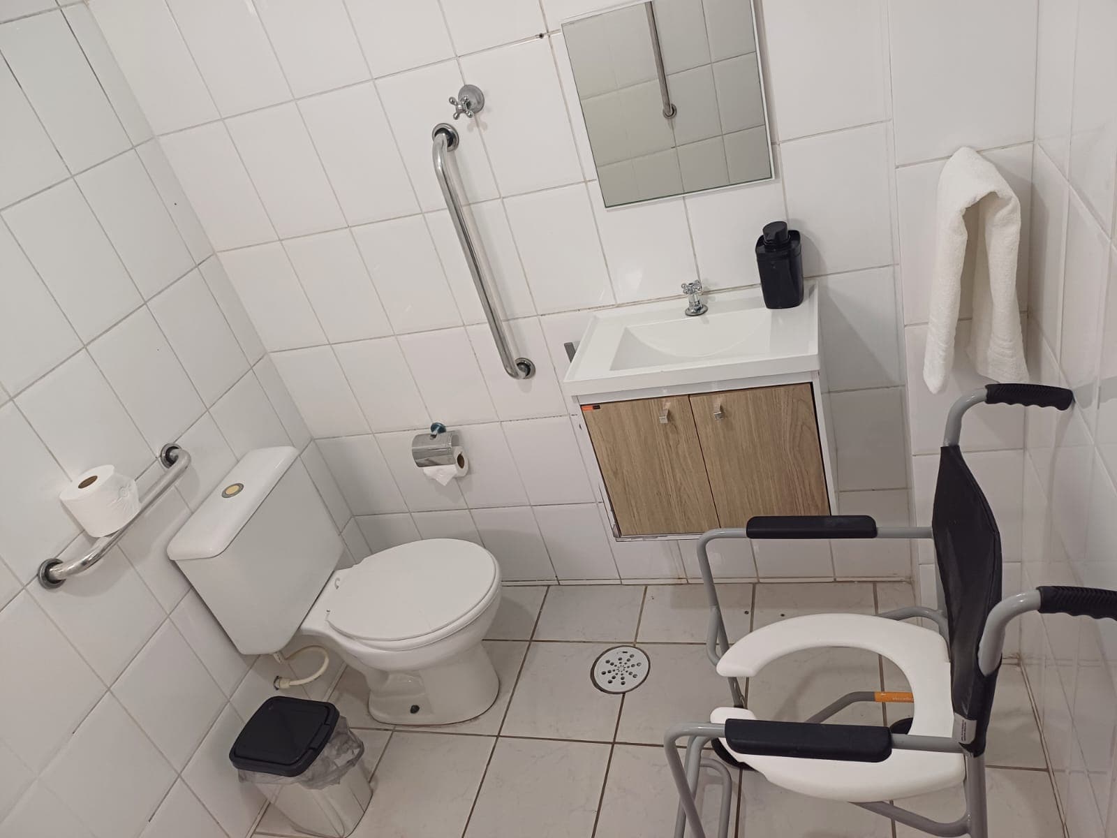 Banheiro acessível com pia e vaso adaptados