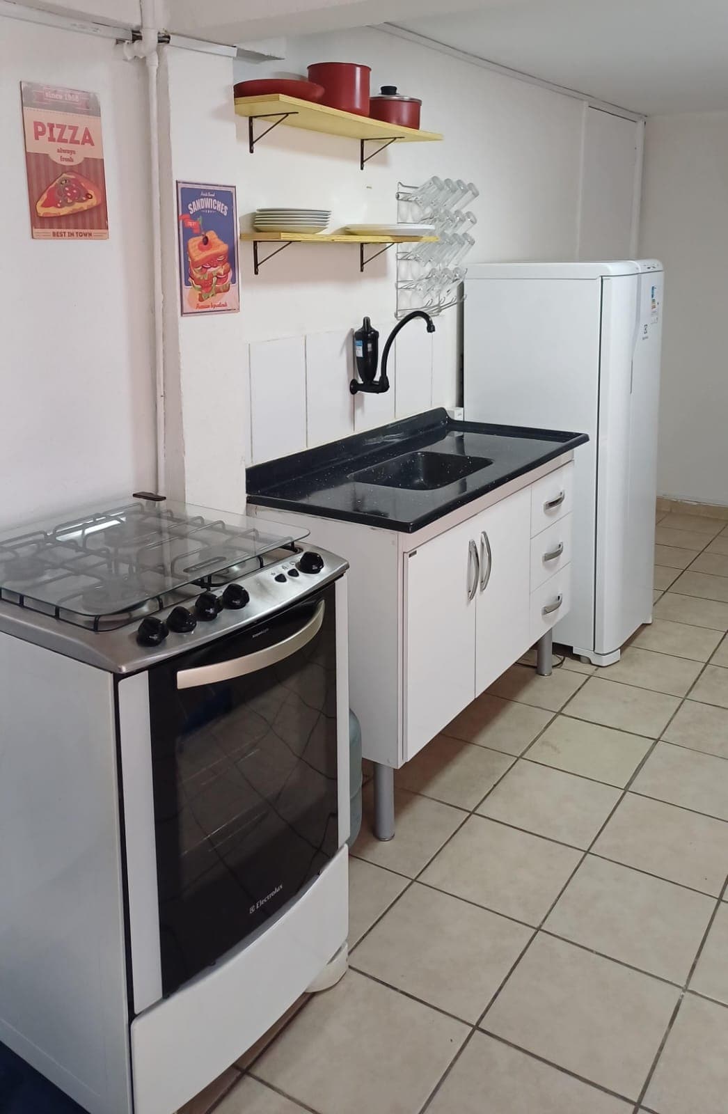 Cozinha equipada com eletrodomésticos e bancada