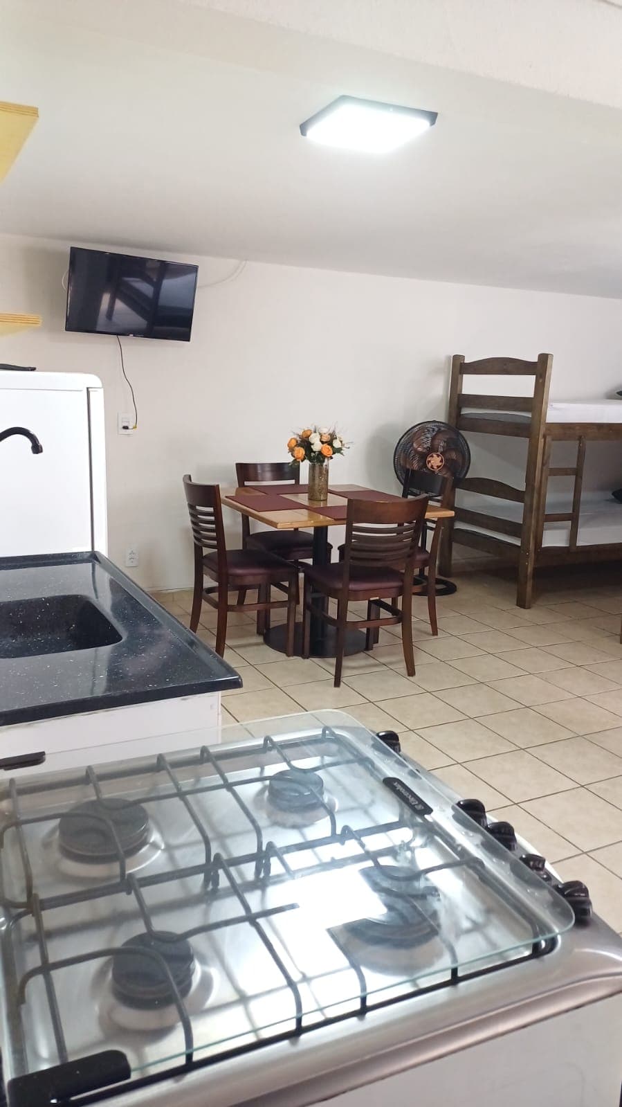 Cozinha organizada com armários e utensílios básicos