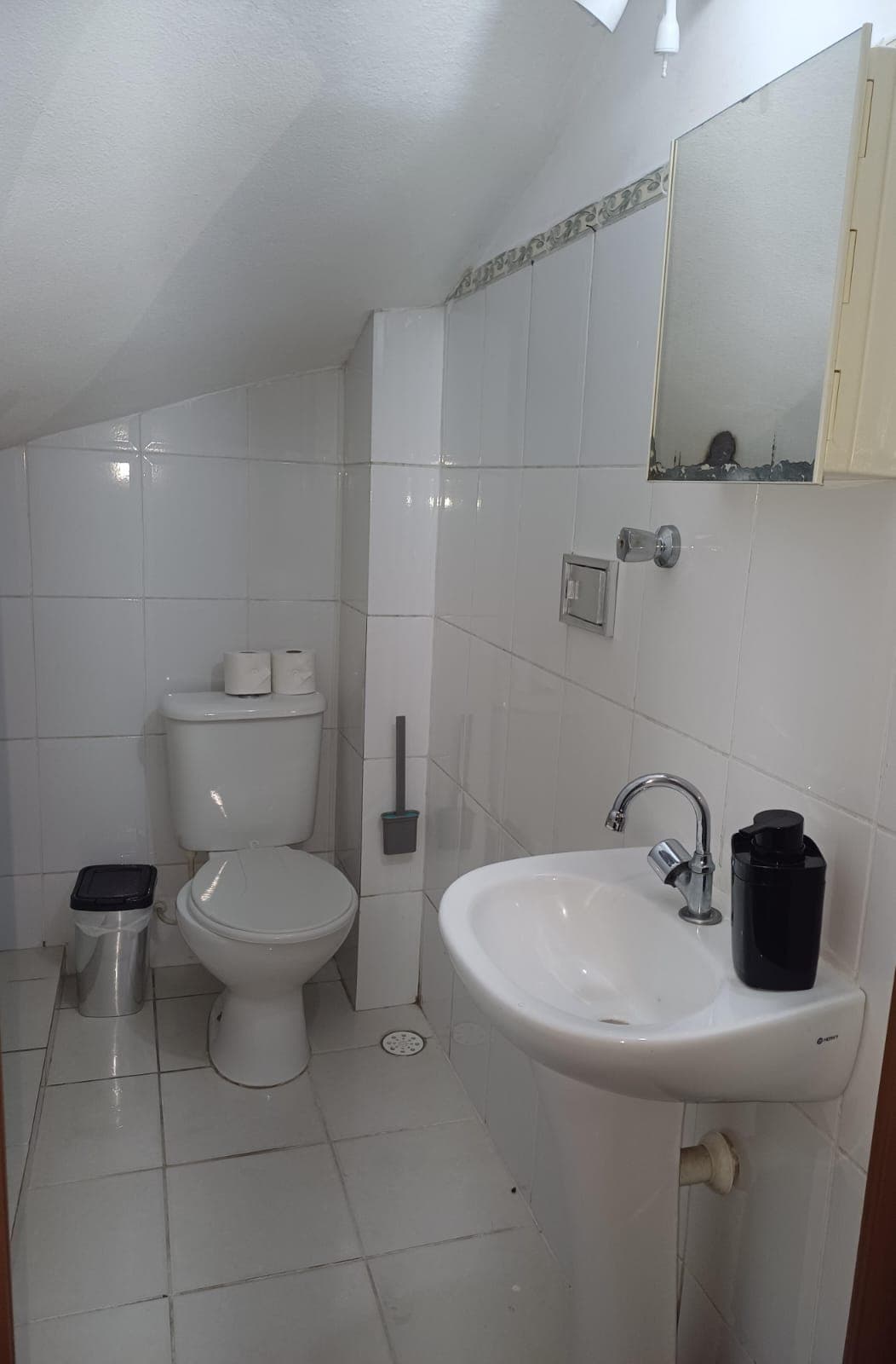 Banheiro moderno e bem iluminado