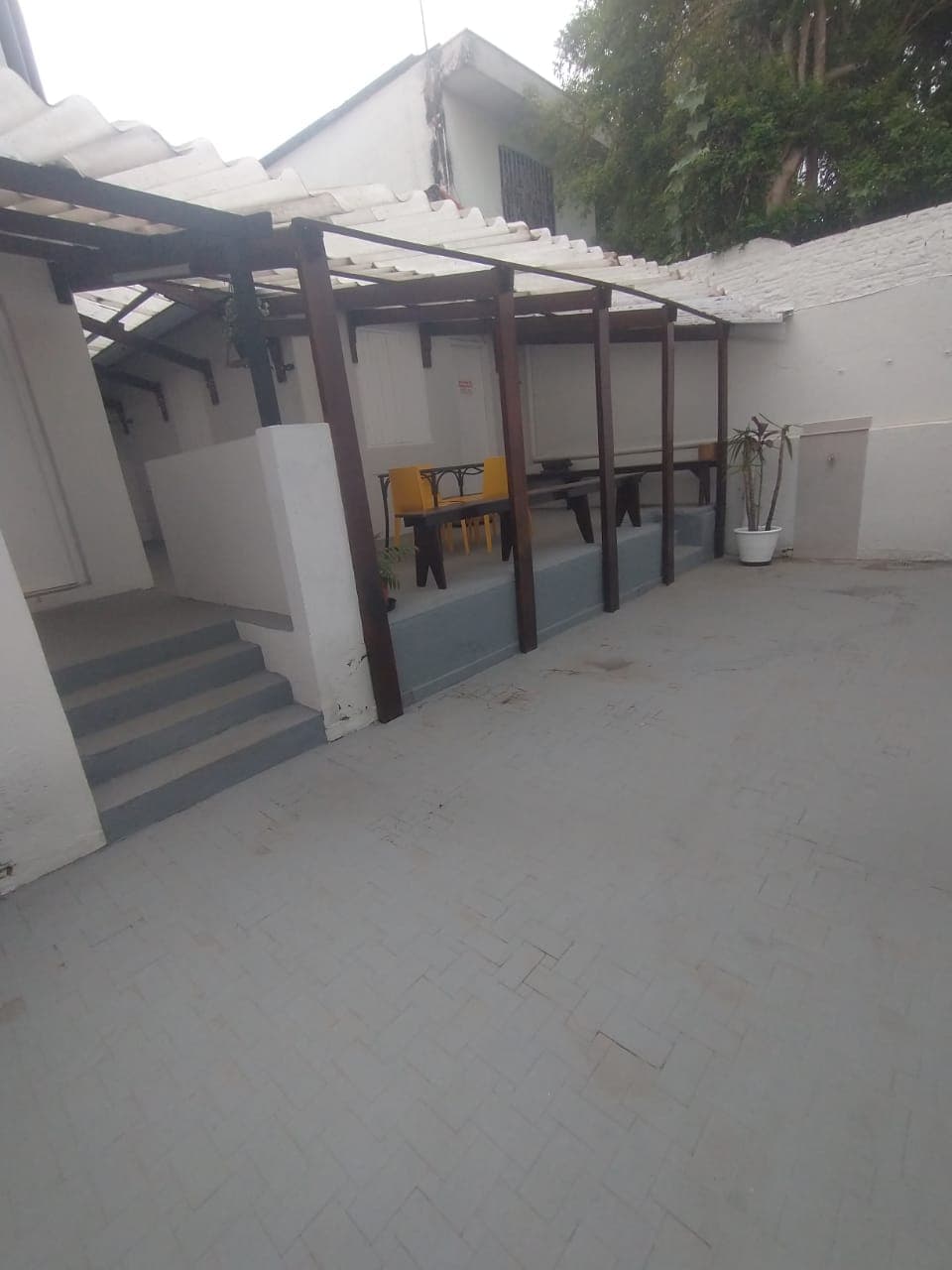 Corredor lateral externo com passagem coberta