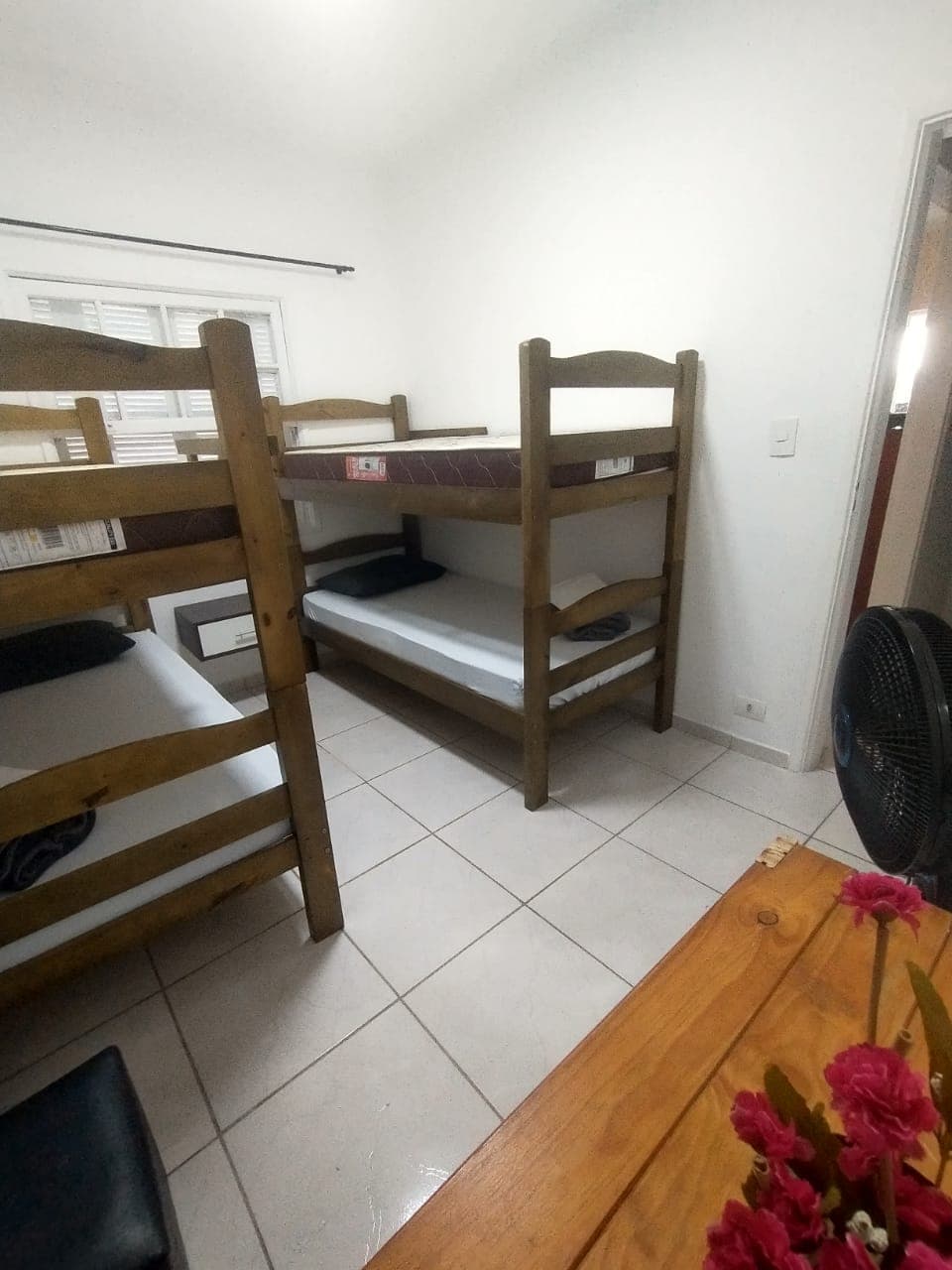 Dormitório coletivo com beliches organizados