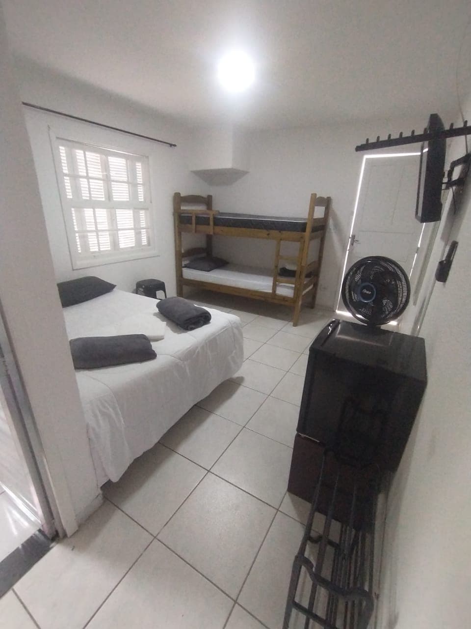 Quarto privativo com cama de casal e armário