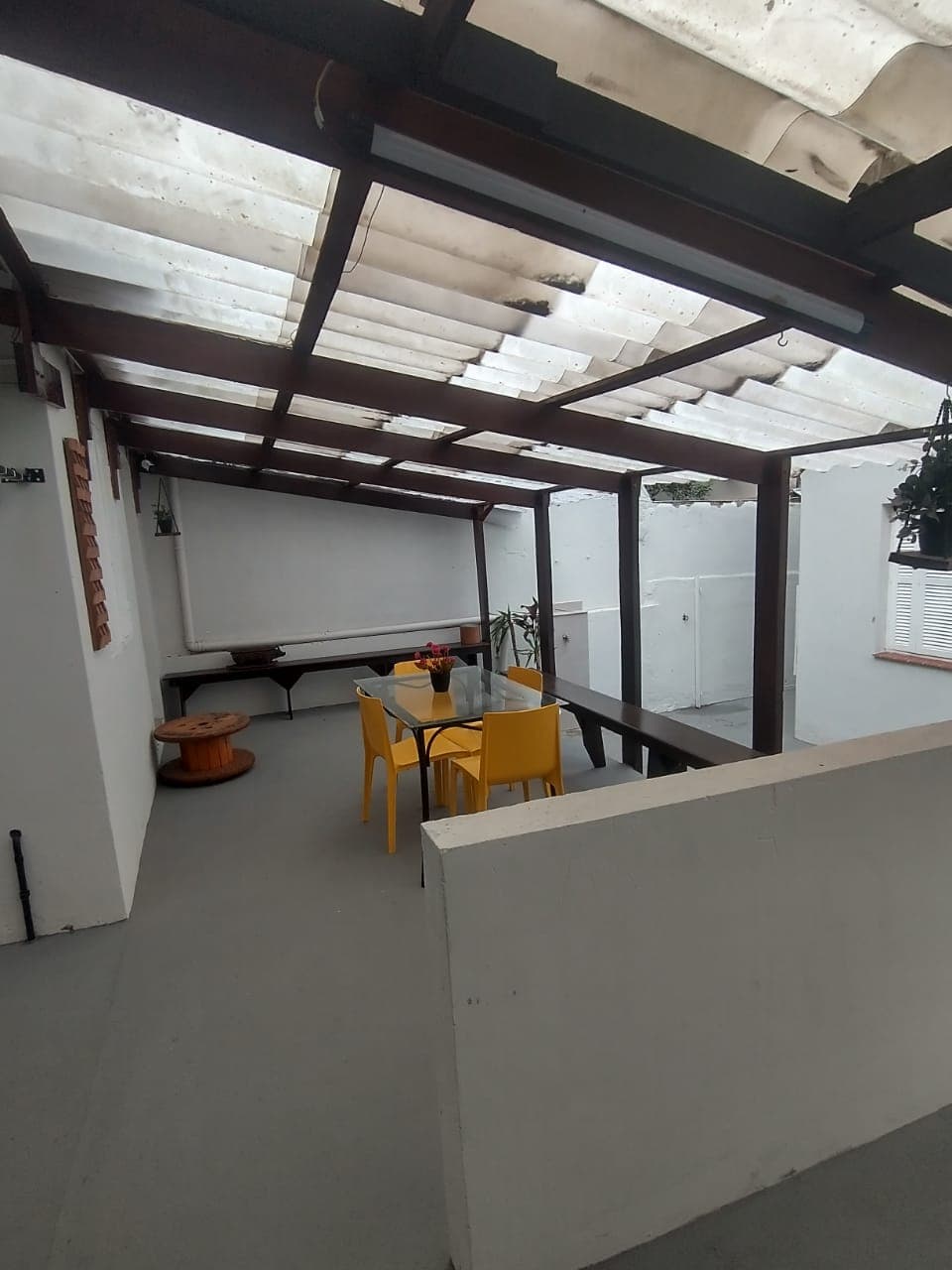 Área comum interna com acesso aos dormitórios