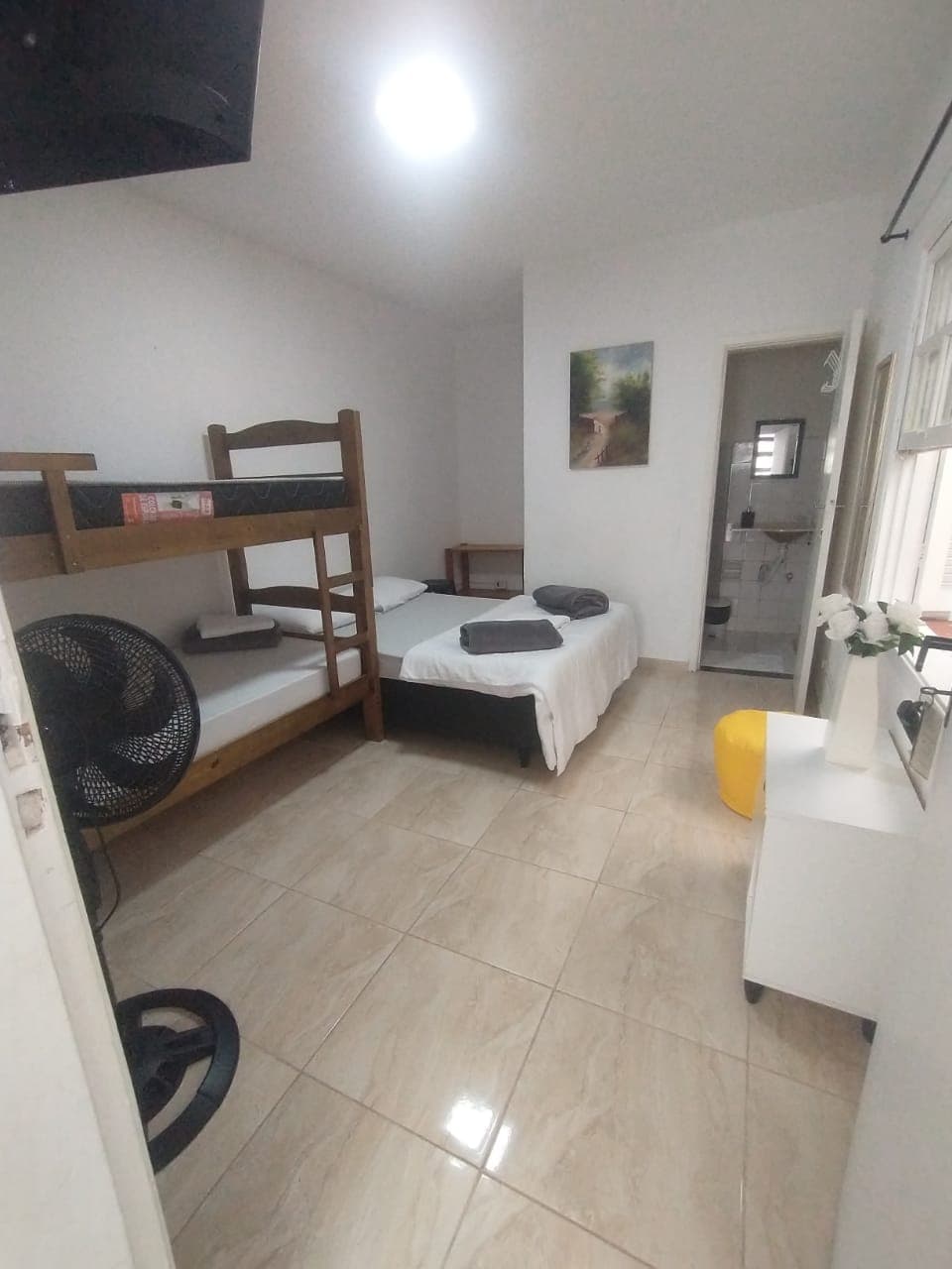 Quarto simples com camas de solteiro