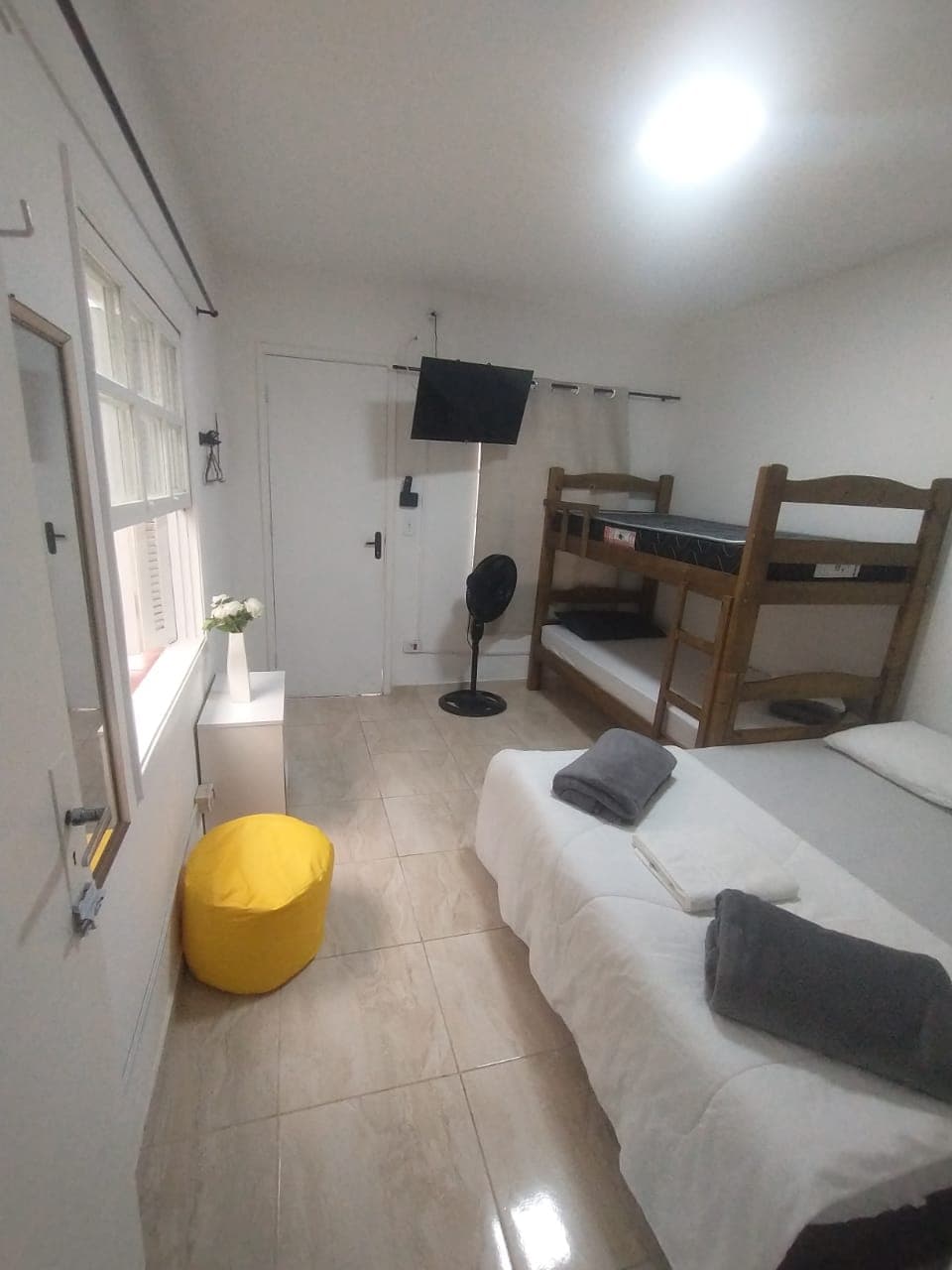Quarto com ventilador e guarda-roupa