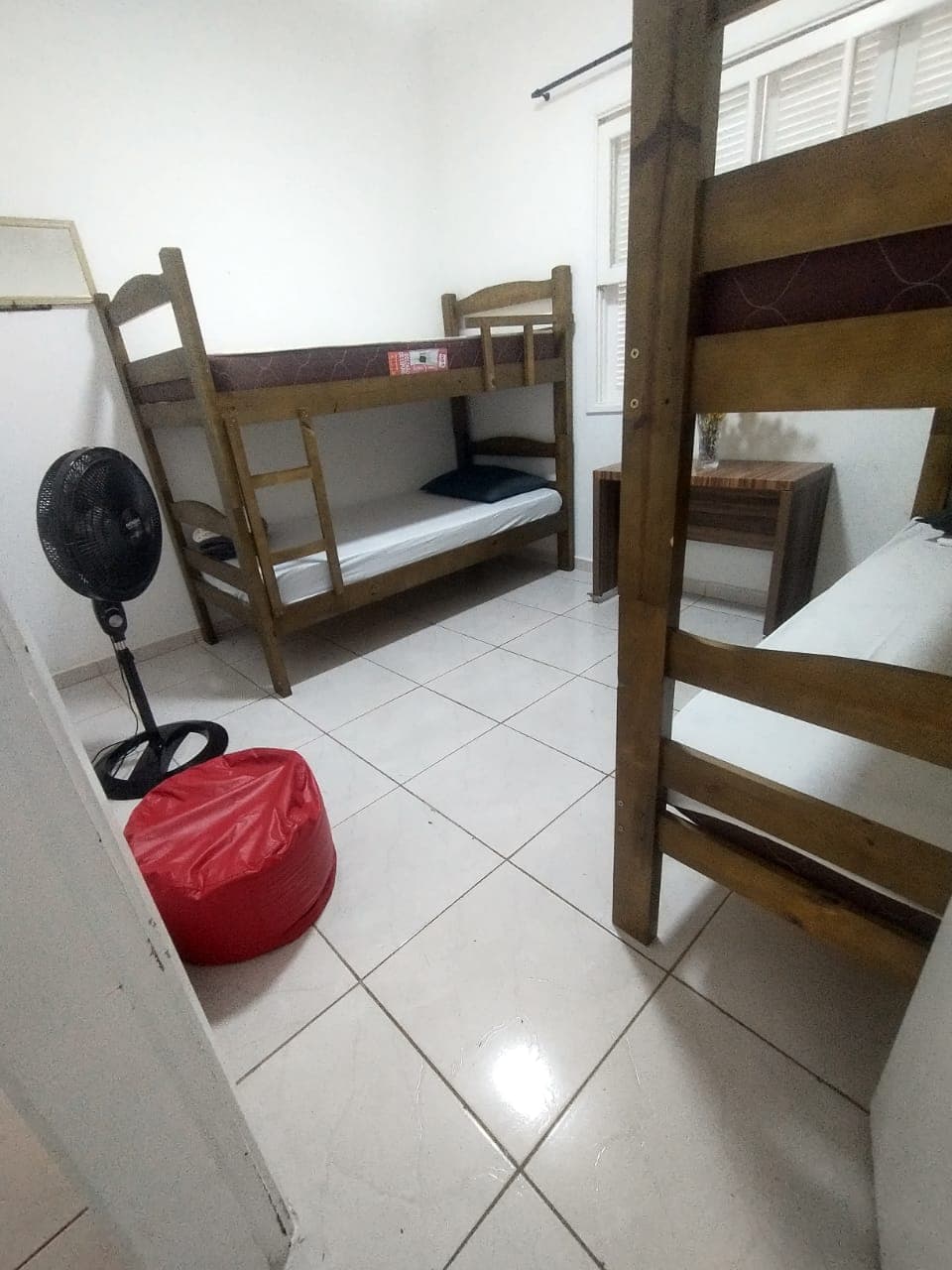 Dormitório espaçoso para grupos grandes