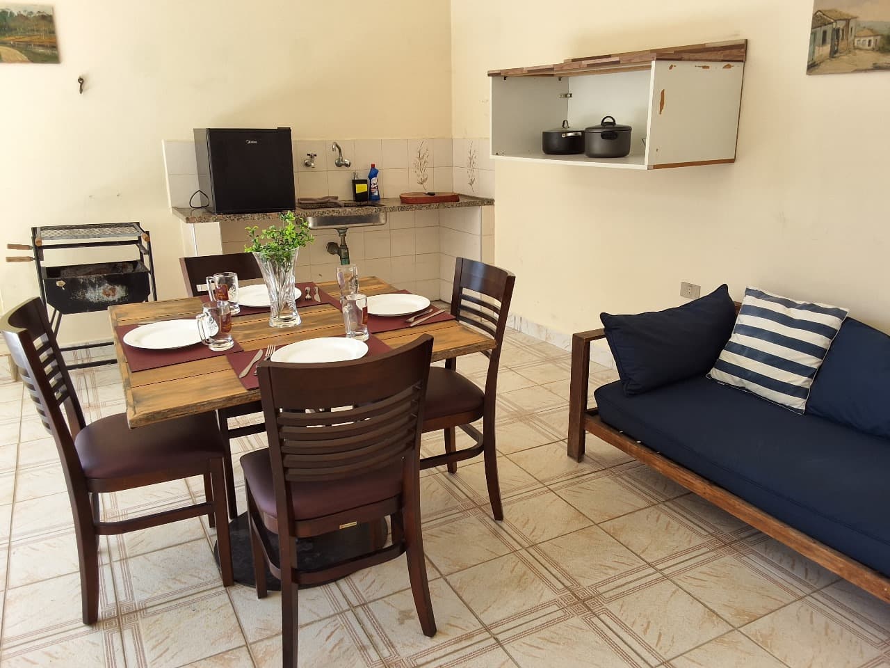 Área externa ampla com passagem lateral