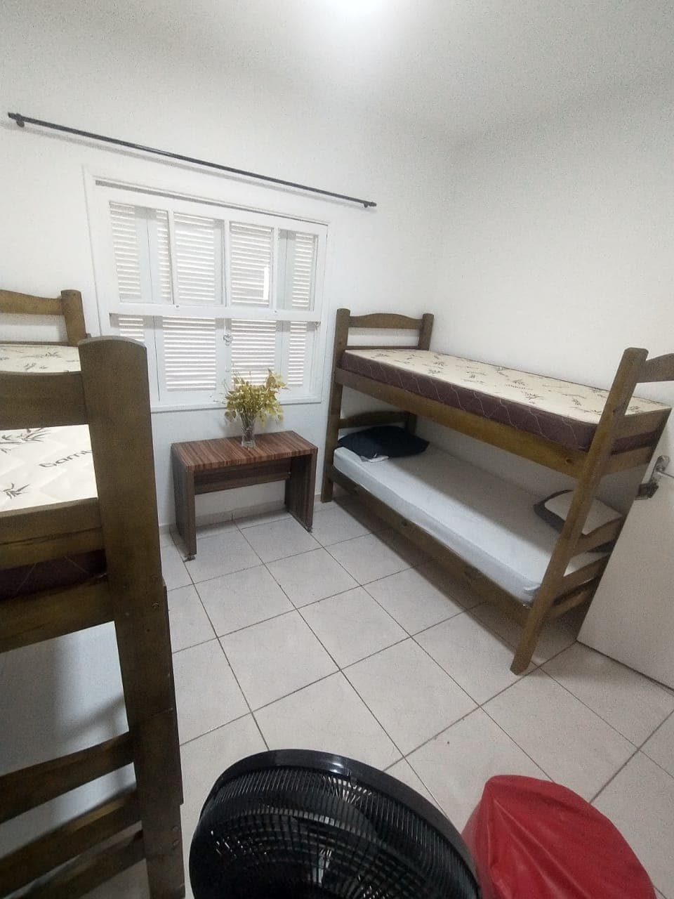 Quarto iluminado com janelas amplas