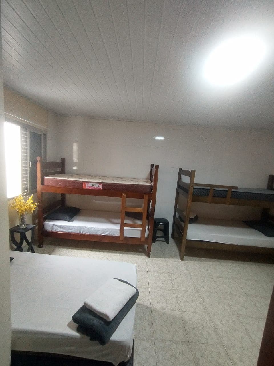 Quarto confortável e bem organizado