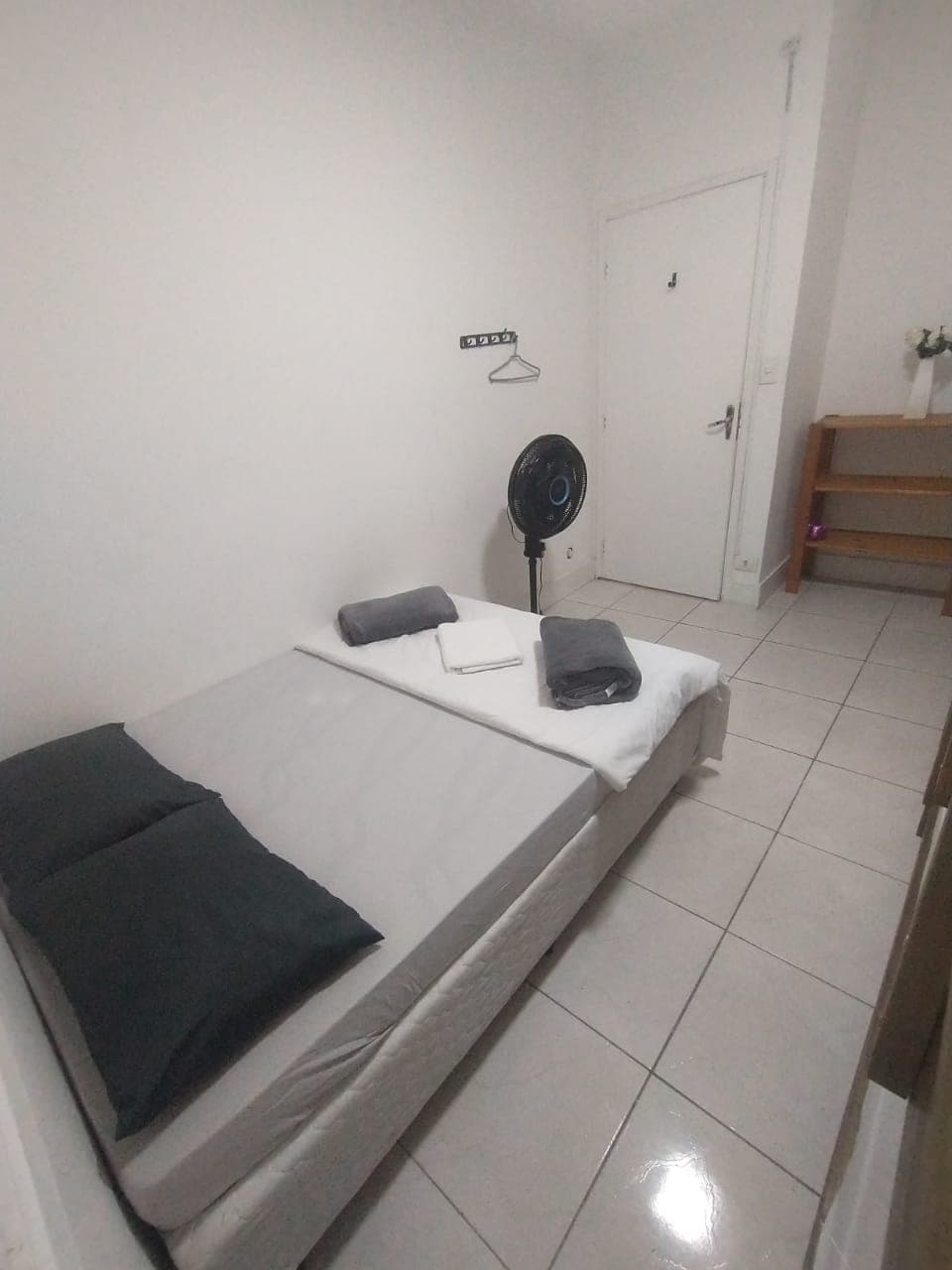 Dormitório coletivo ventilado e espaçoso