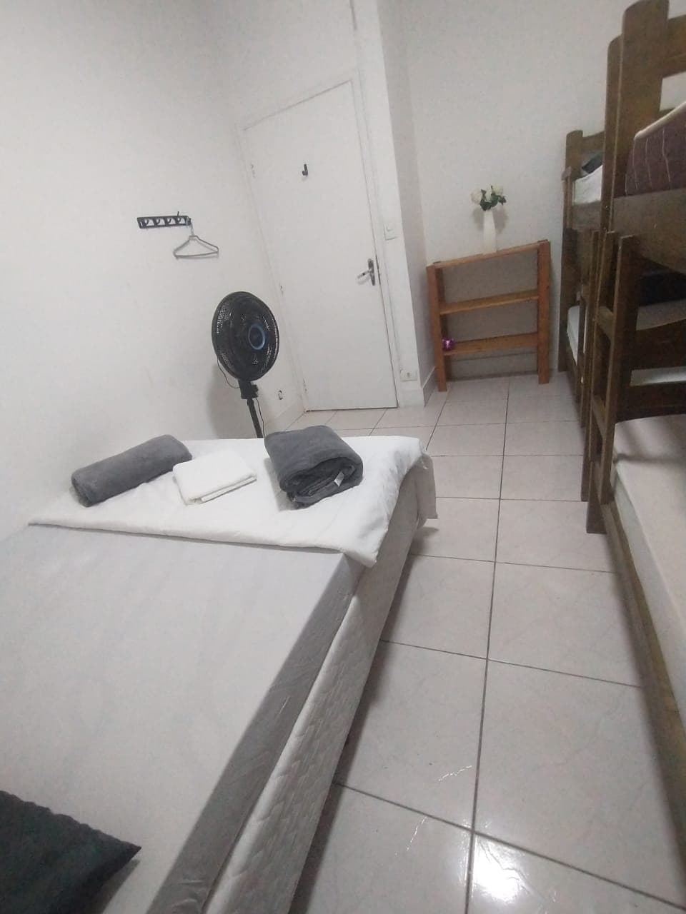 Dormitório simples com camas individuais