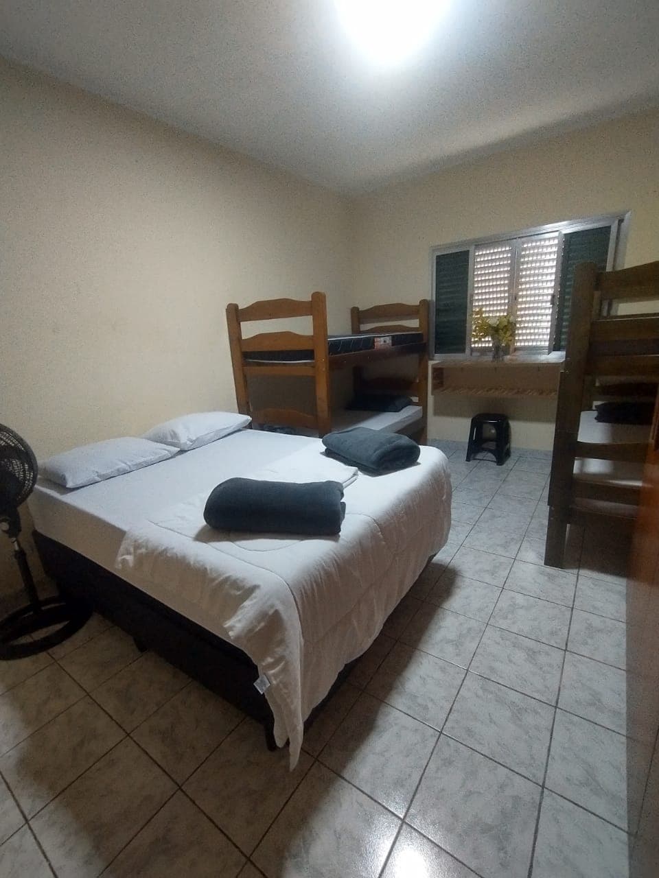 Quarto com beliche e armário lateral