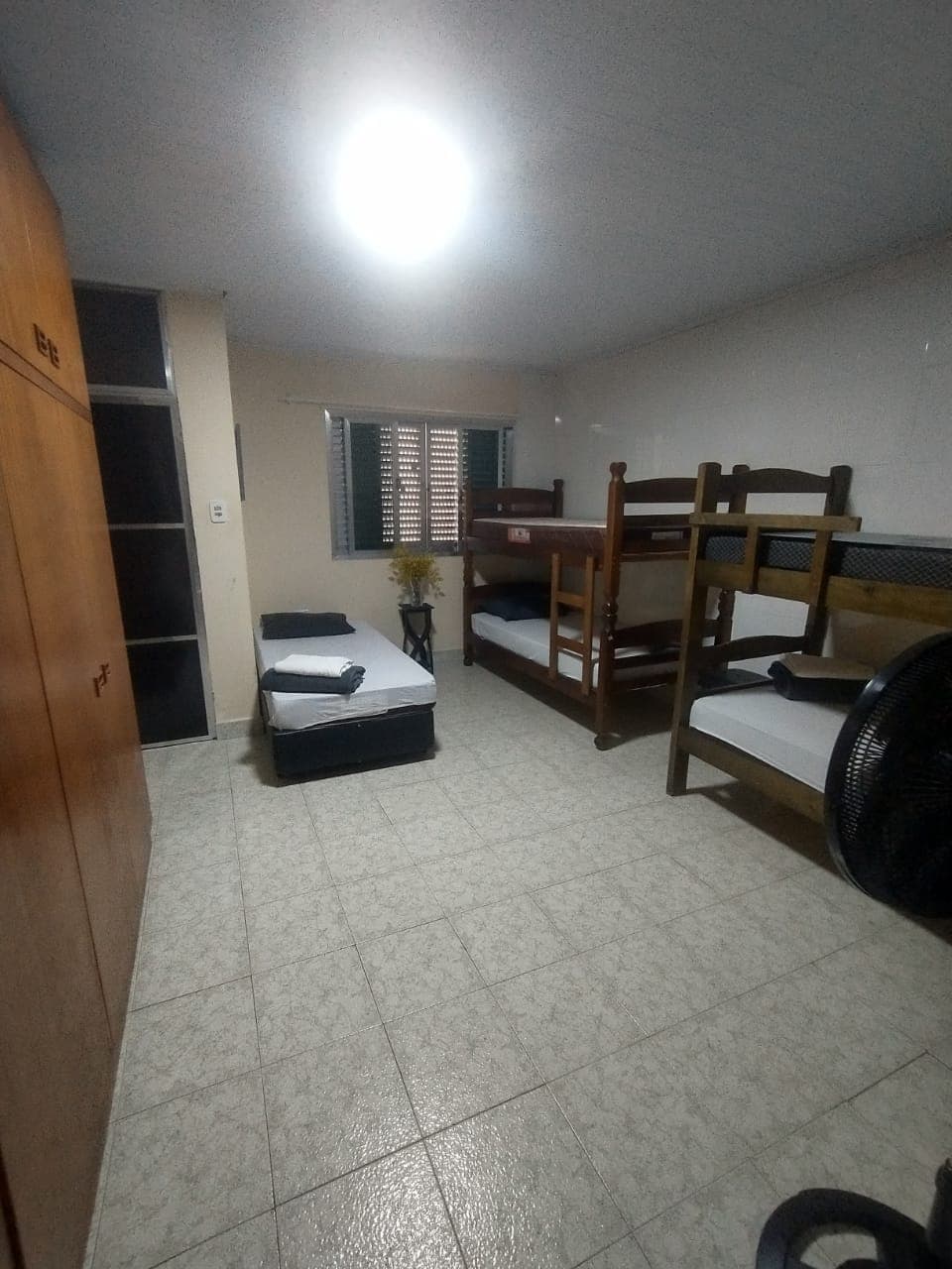 Quarto de hóspedes com ventilador de teto