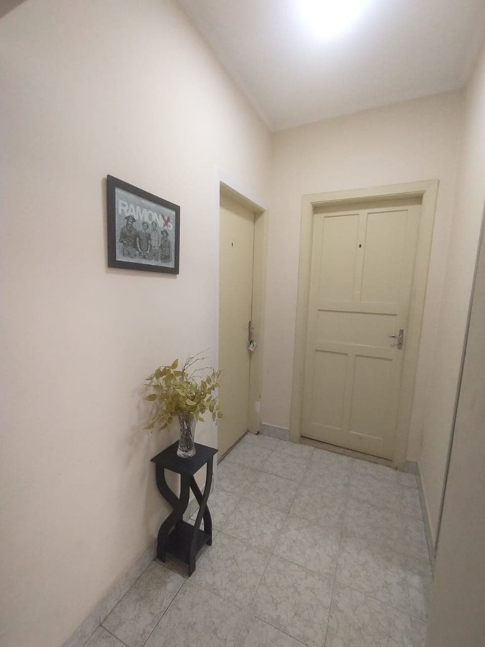 Corredor interno que conecta os dormitórios