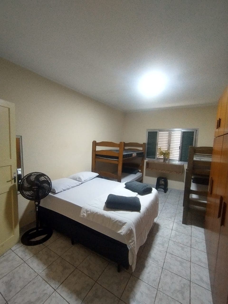 Vista dos dormitórios alinhados no corredor