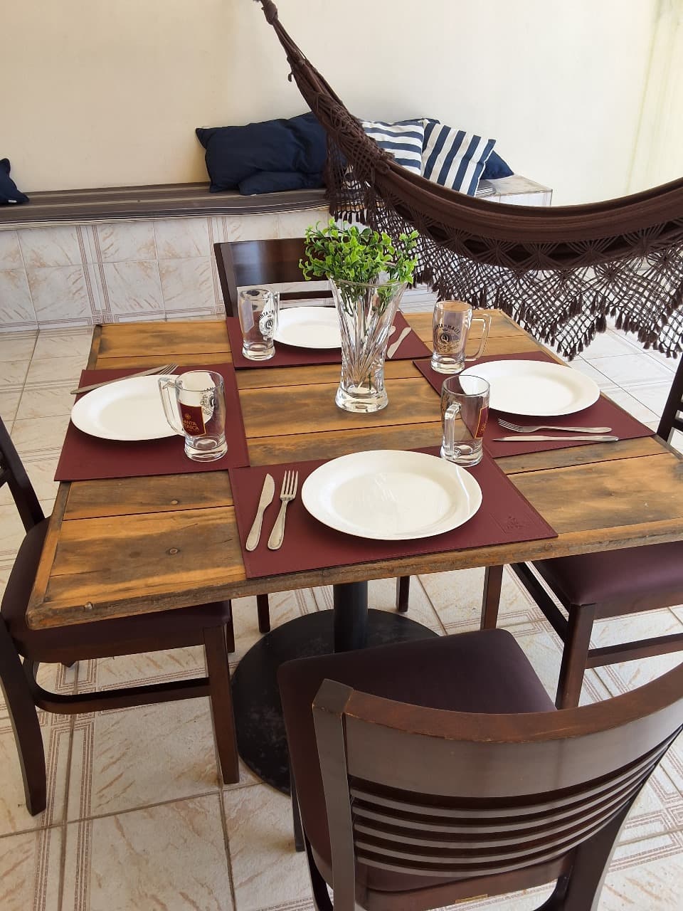 Varanda coberta com espaço para convivência