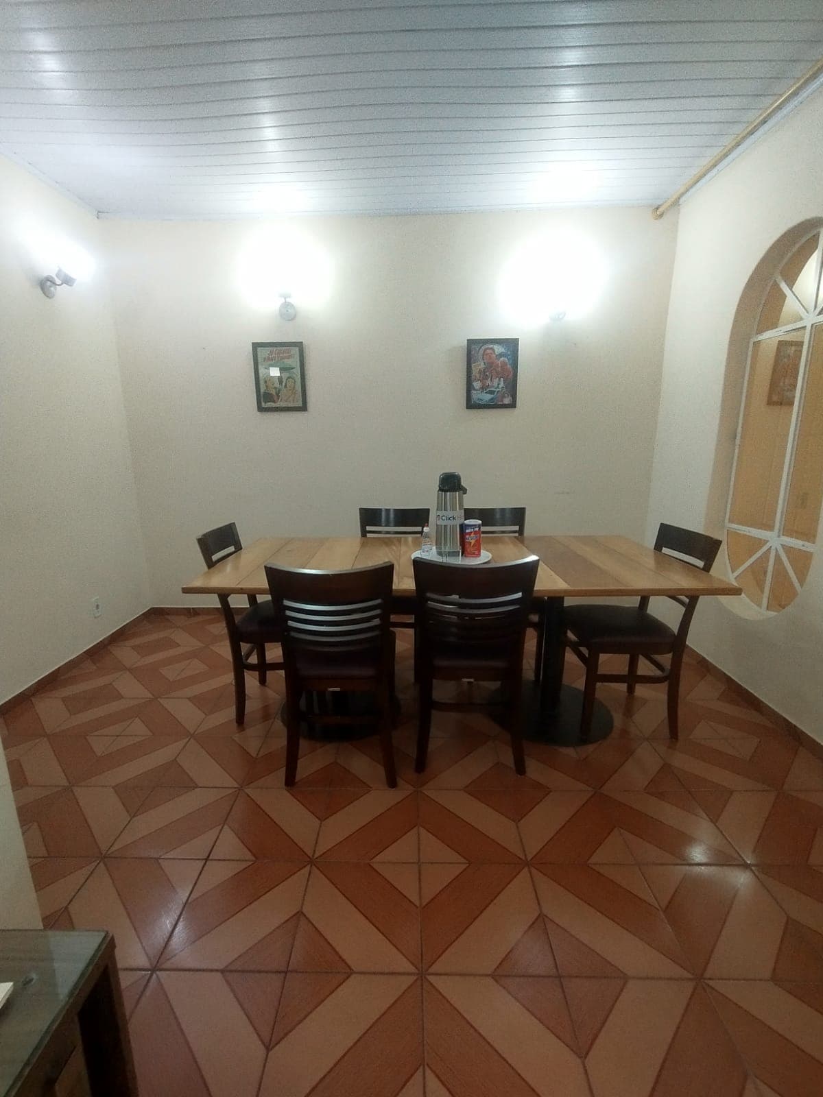 Sala de jantar ampla com mesa central