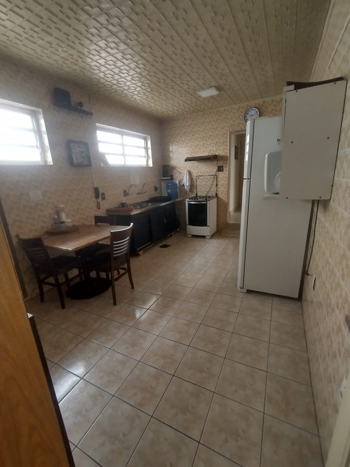 Cozinha equipada com fogão e geladeira