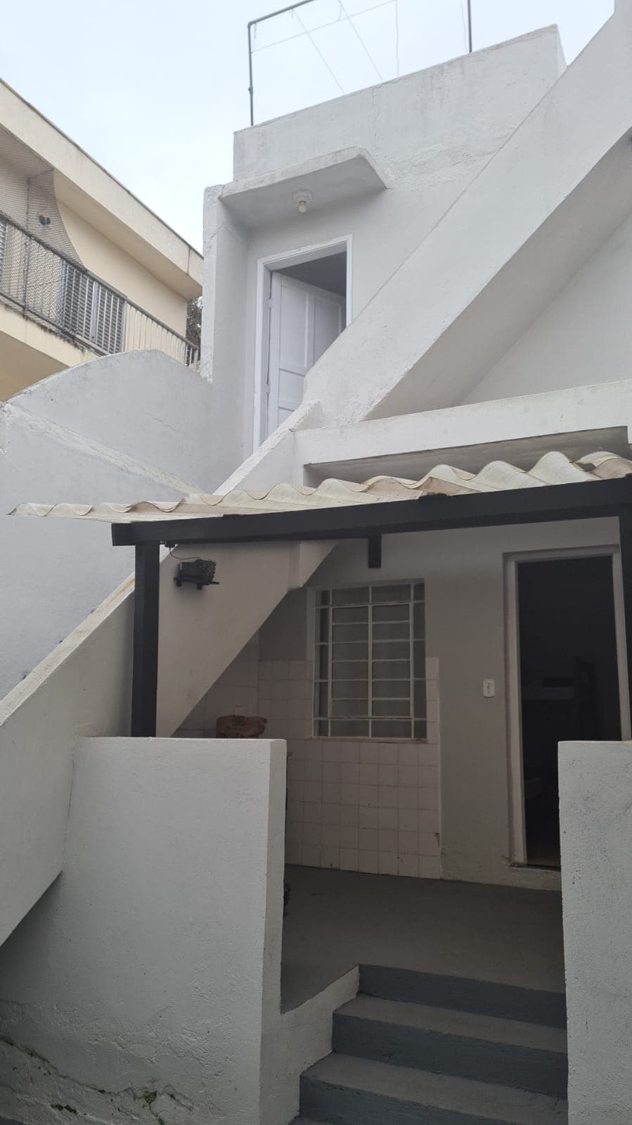 Corredor externo com acesso aos quartos