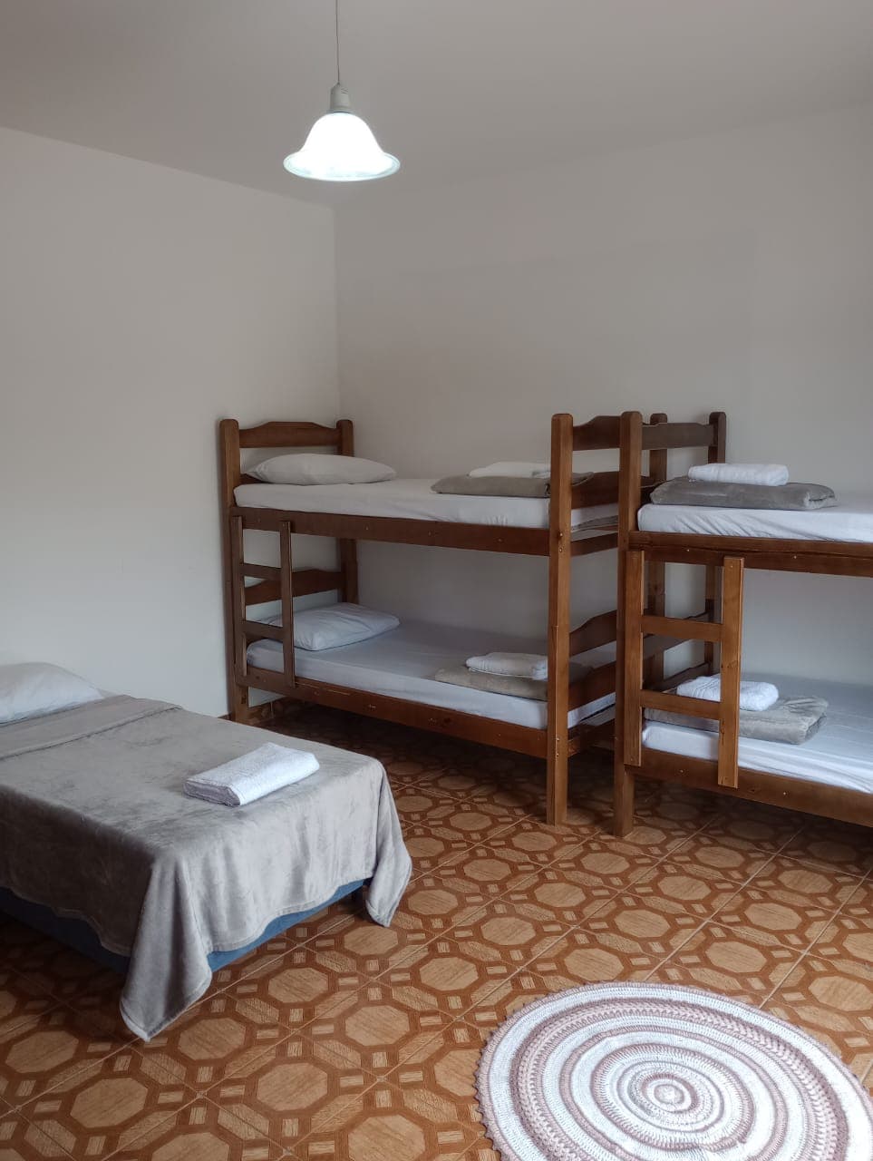 Quarto iluminado com janelas e cortinas