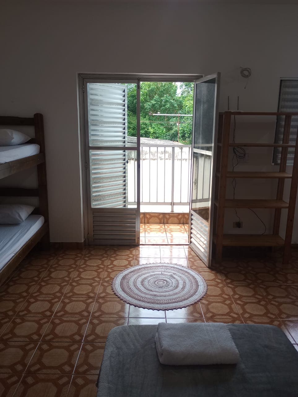 Dormitório com camas de solteiro alinhadas