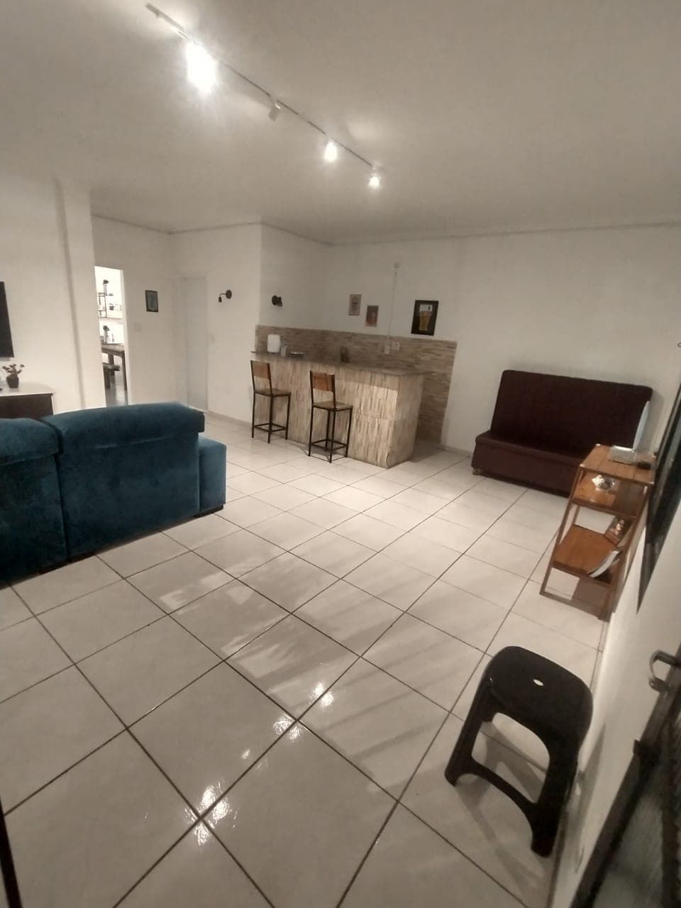 Sala de estar ampla com janelas e boa iluminação