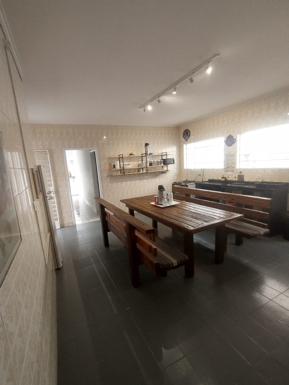 Cozinha organizada com pia e bancada lateral