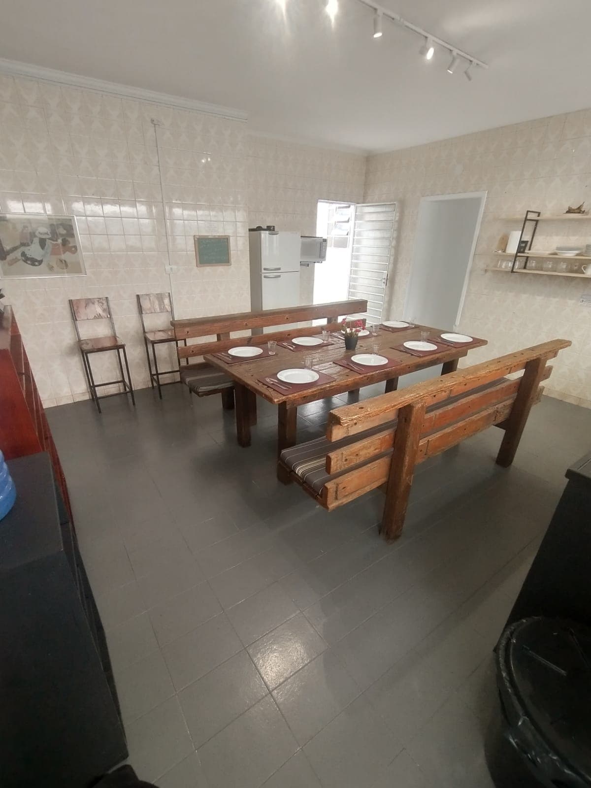 Cozinha espaçosa com armários e utensílios básicos