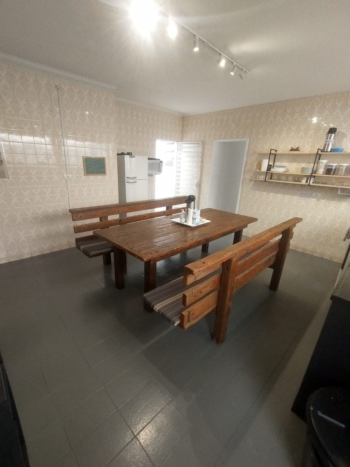 Cozinha ampla e bem iluminada