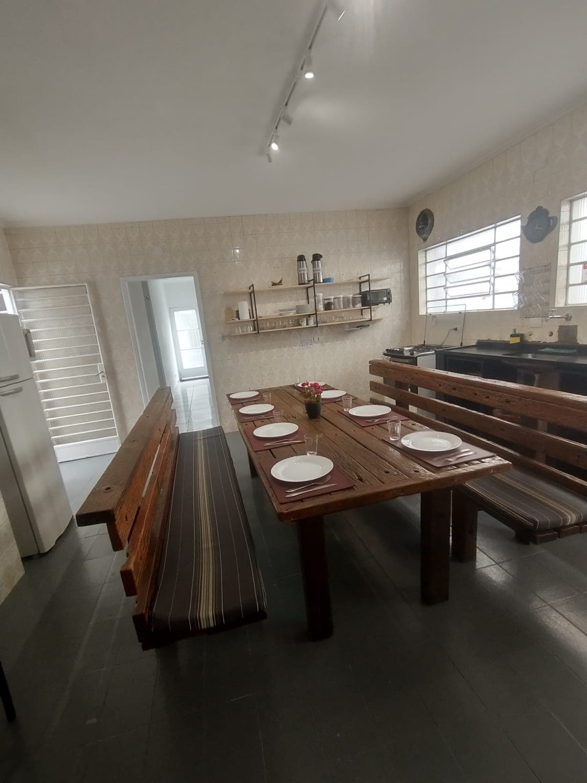 Cozinha com área de preparo e geladeira