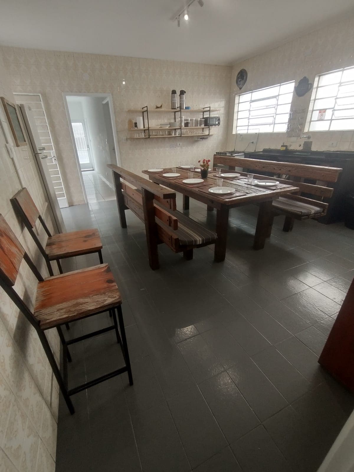 Cozinha com mesa auxiliar para refeições rápidas