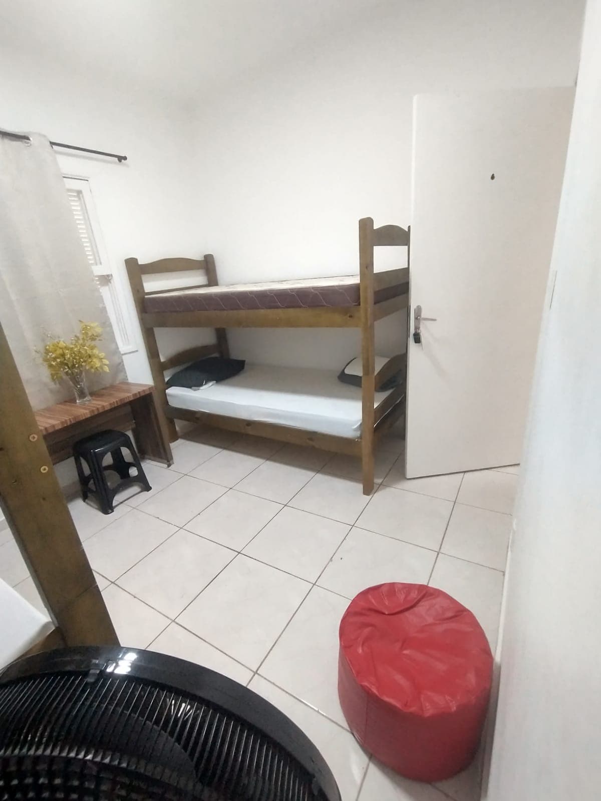 Quarto com camas individuais organizadas