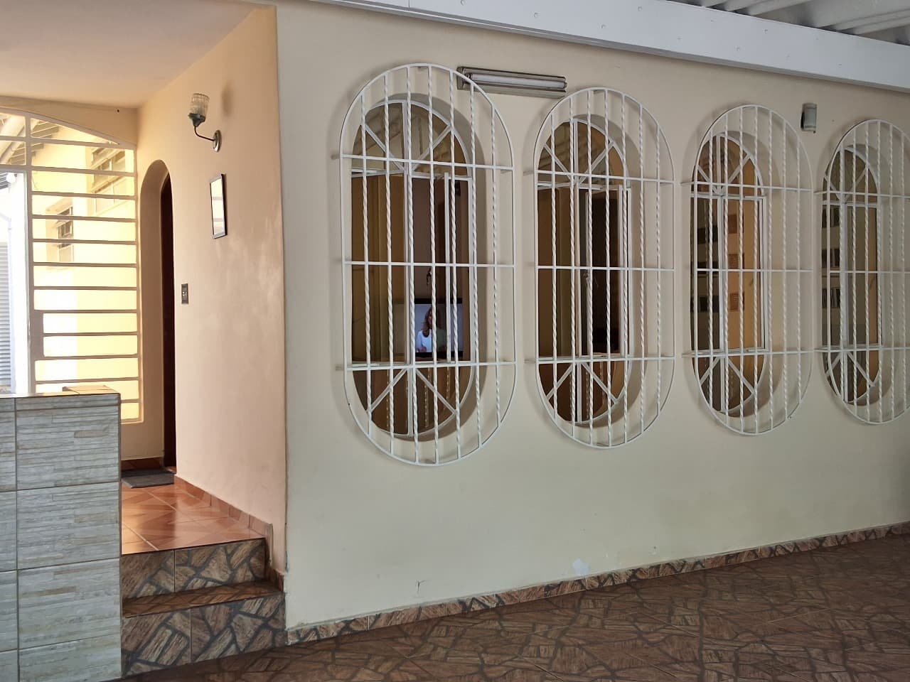 Garagem coberta com vagas para carros