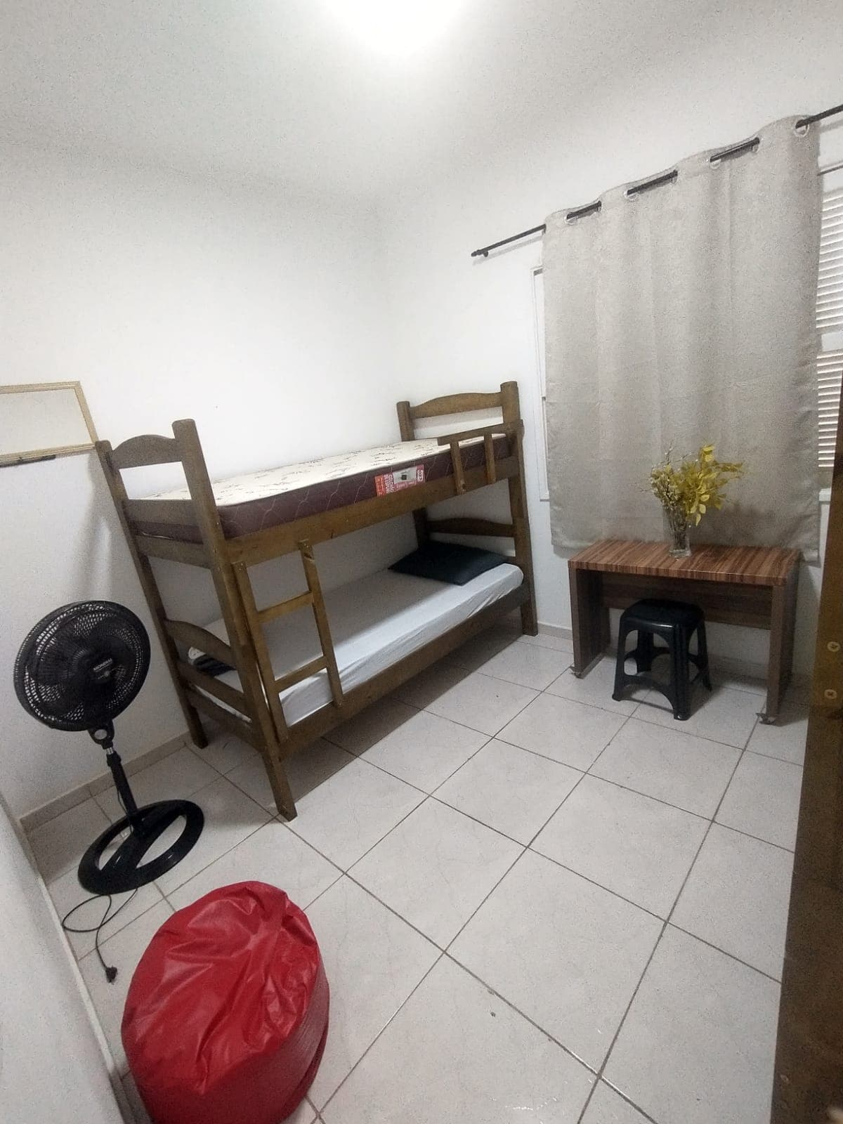 Dormitório coletivo com beliches de madeira